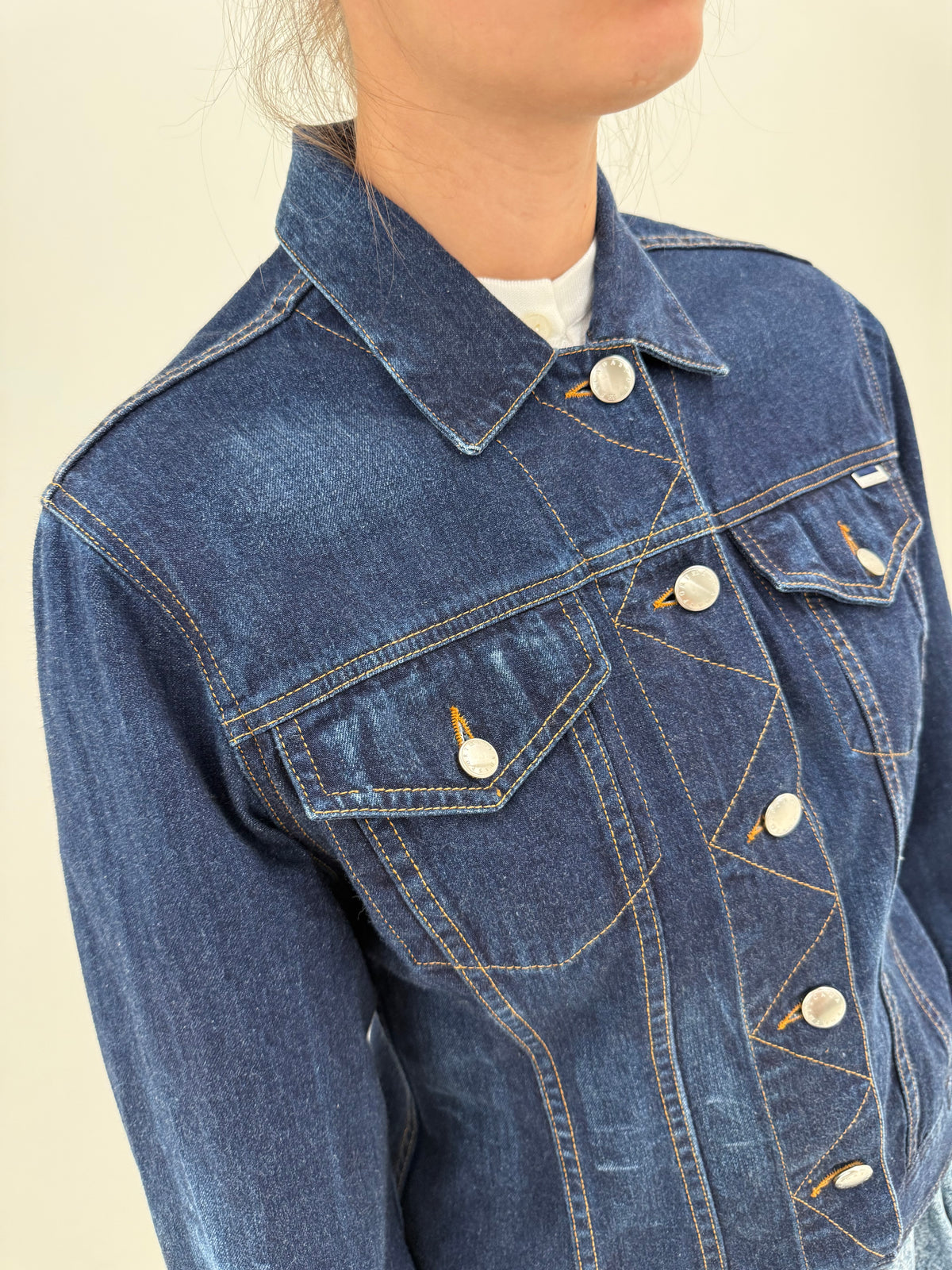 Geaca Escada din jeans darker wash in croi clasic cu efect prespalat