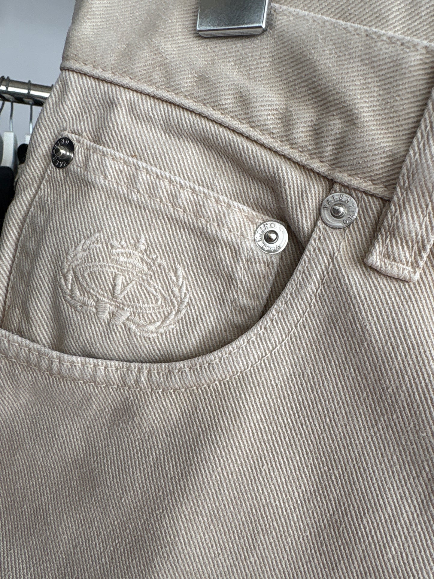 Jeans Valentino vintage luxury nude în croi super revenit în trend