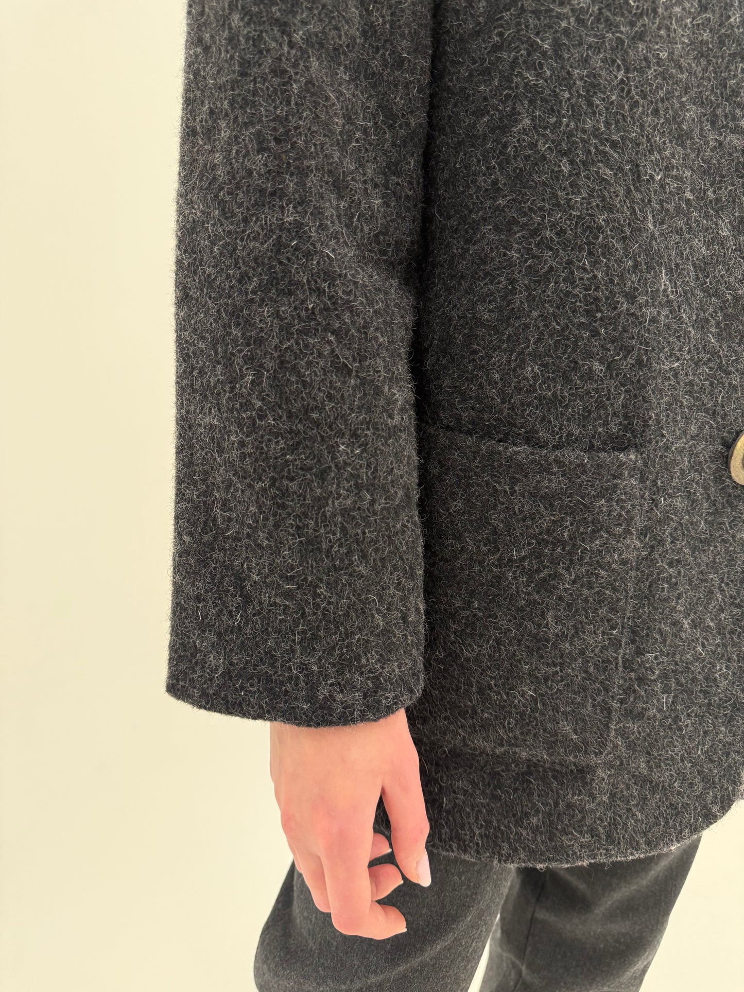 Palton din lana groasă charcoal gray în croi minimalist revenit în trend