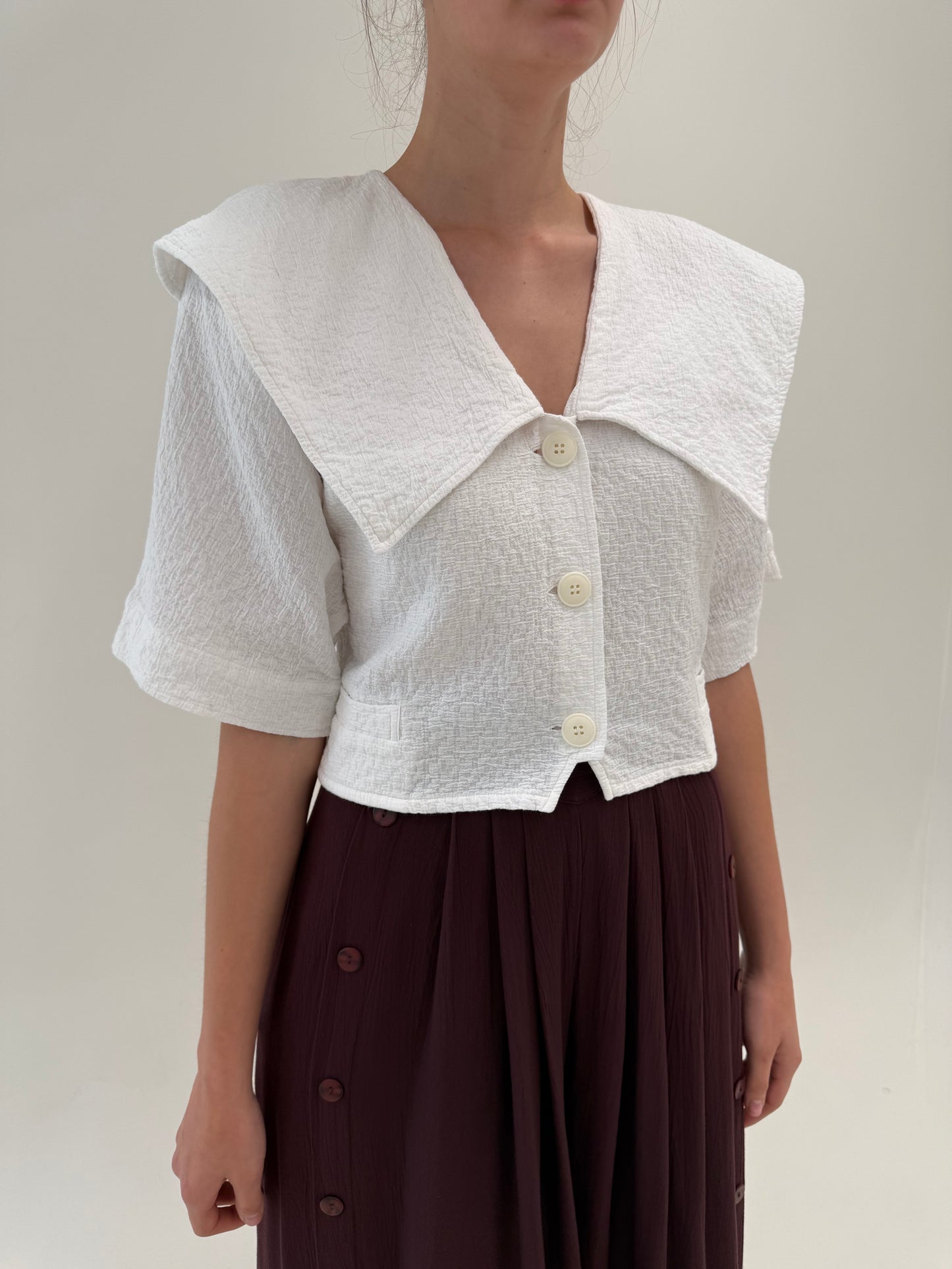 Cămașa vintage în croi retro modern cu guler supradimensionat din pânză