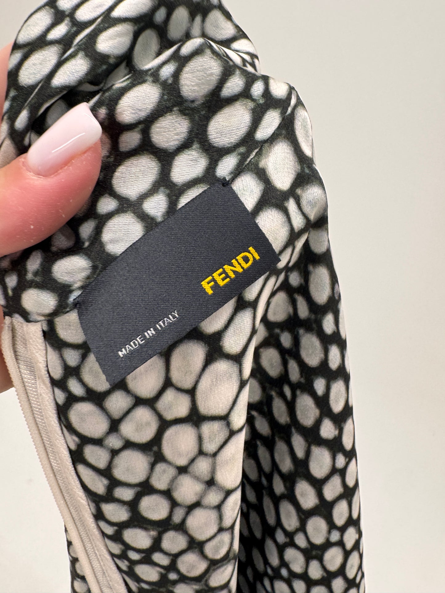 Top Fendi din mătase naturală in croi ultra chic cu fundiță și mâneci ușor bufante