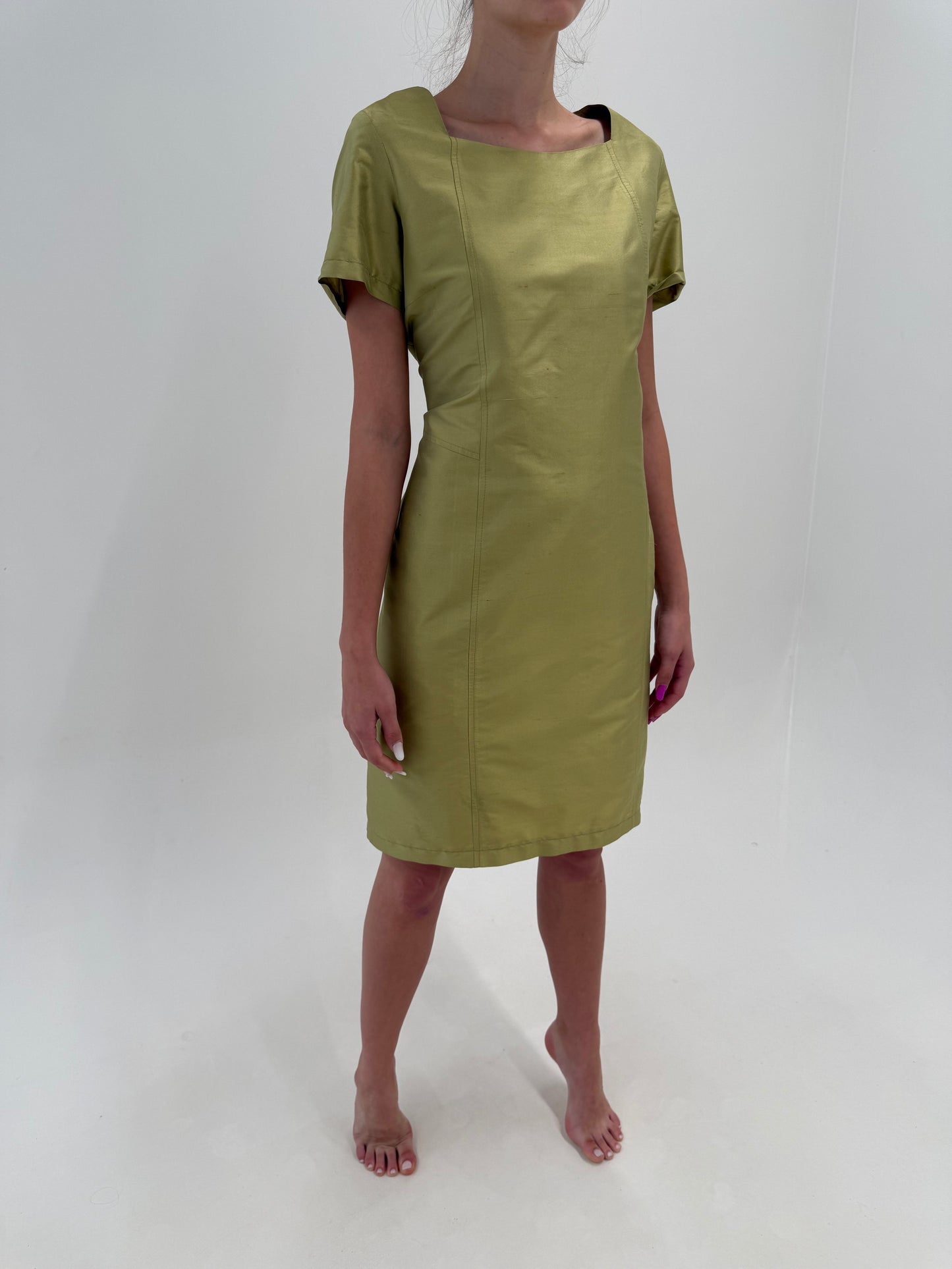 Rochie italiană din mătase naturală ușor structurată muted chartreuse în croi clasic