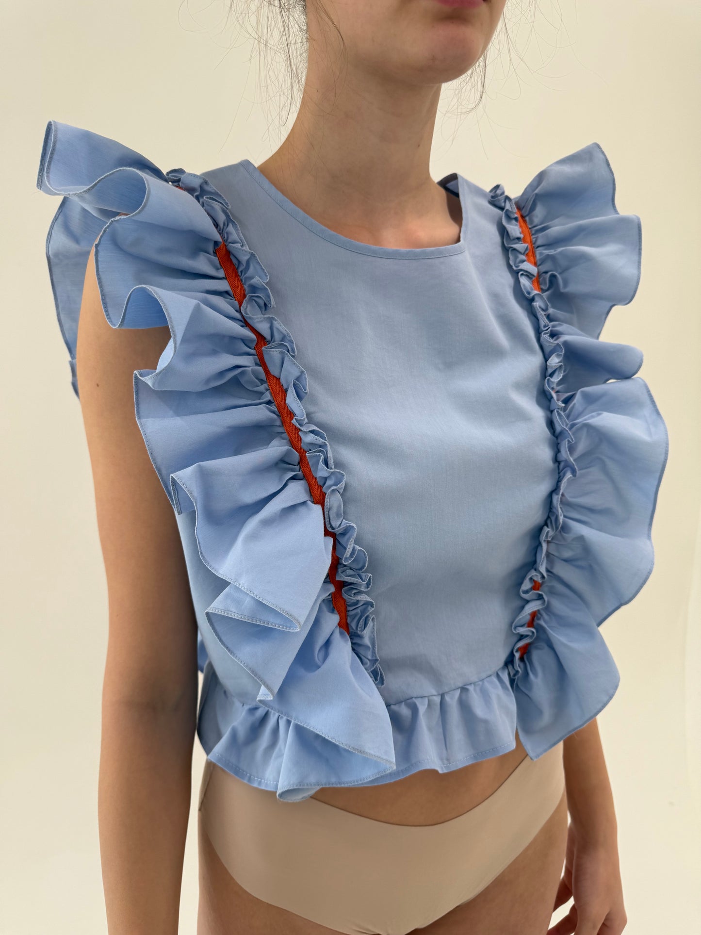 Top baby blue italian din poplin de bumbac cu volane