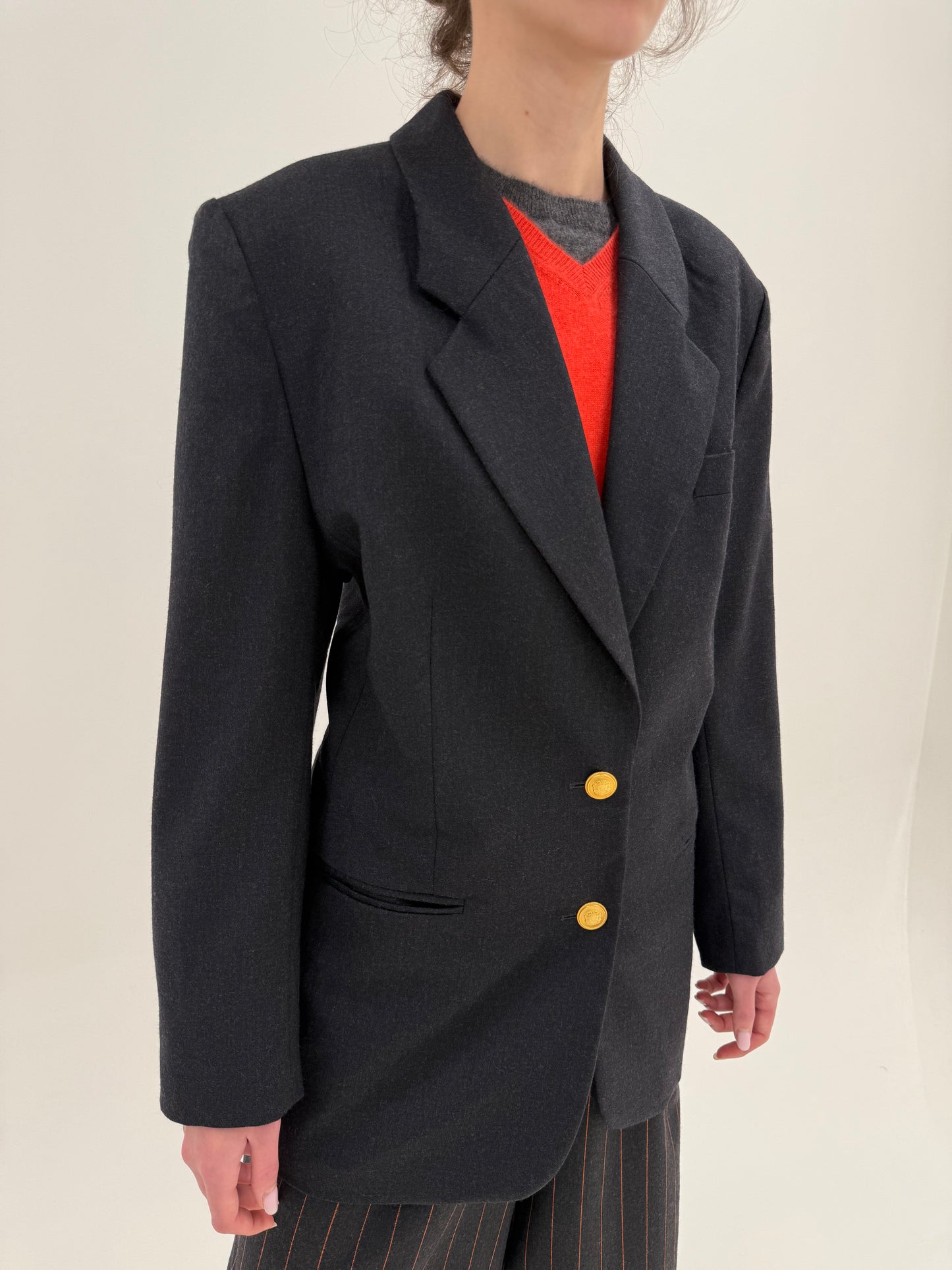 Sacou charcoal gray din lana structurată cu nasturi metalici aurii