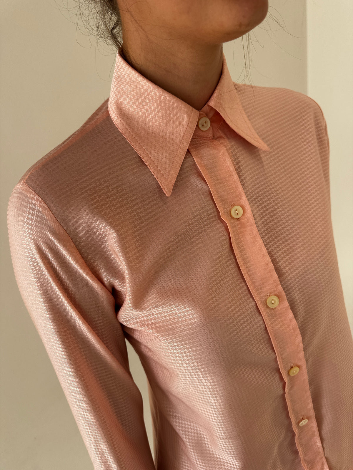 Cămașa old vintage anii 70 petite din material plin satinat texturat powder pink