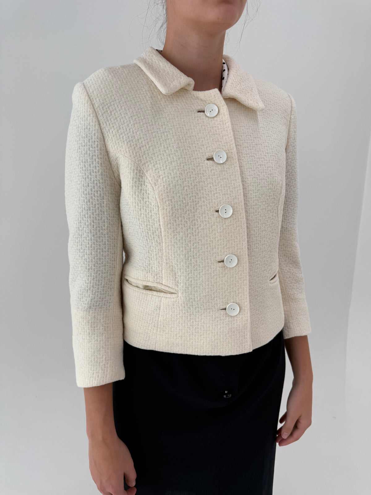 Jacheta petite din tweed și excepțional de lana în croi ușor boxy