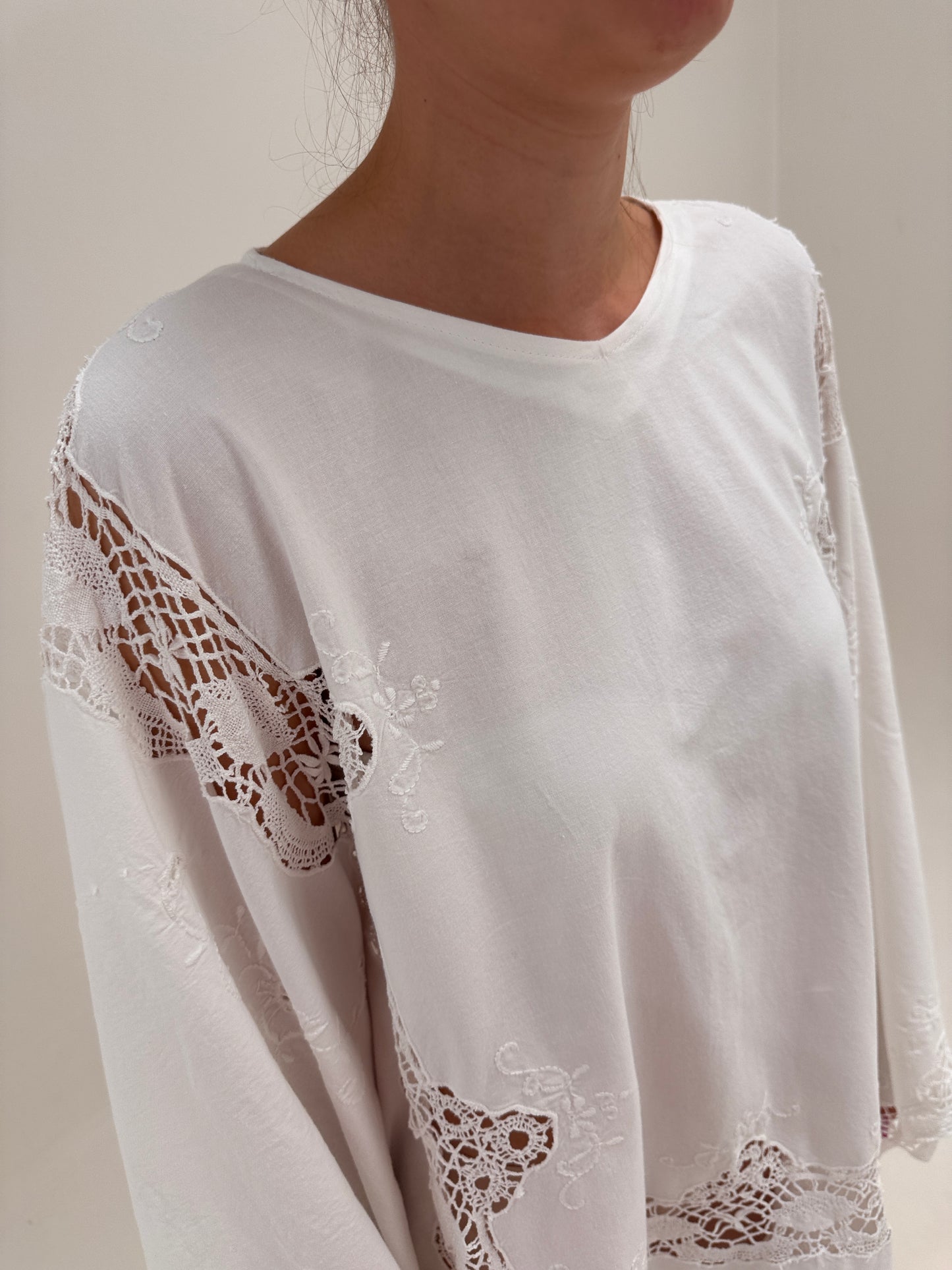 Kaftan excepțional din pânză de bumbac lucrat manual cu macrame și broderie