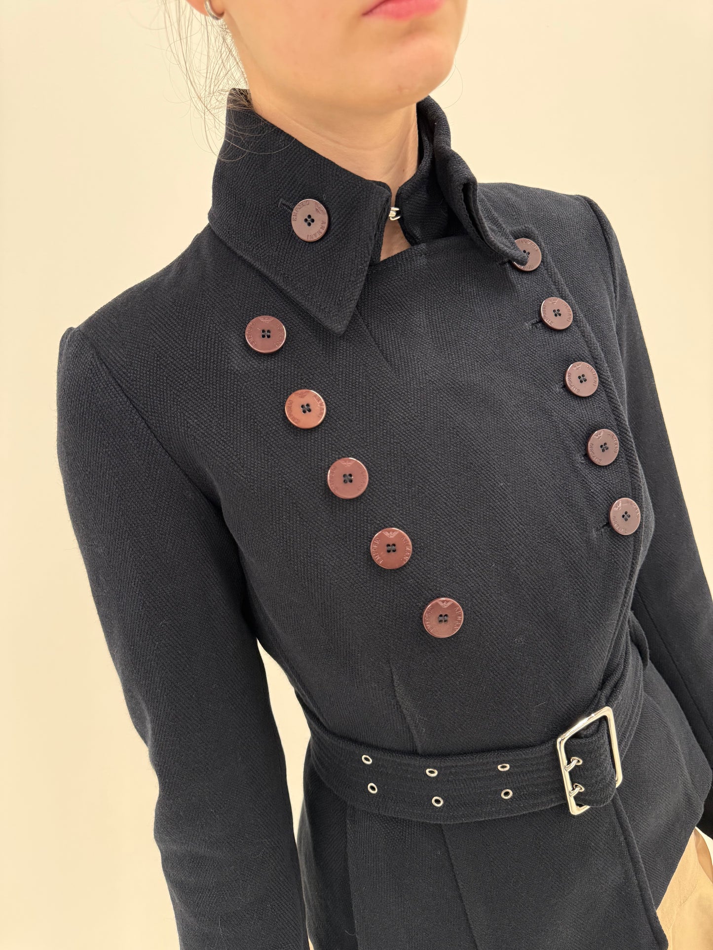 Jacheta cambrata Armani cu influențe soft army super revenite în trend