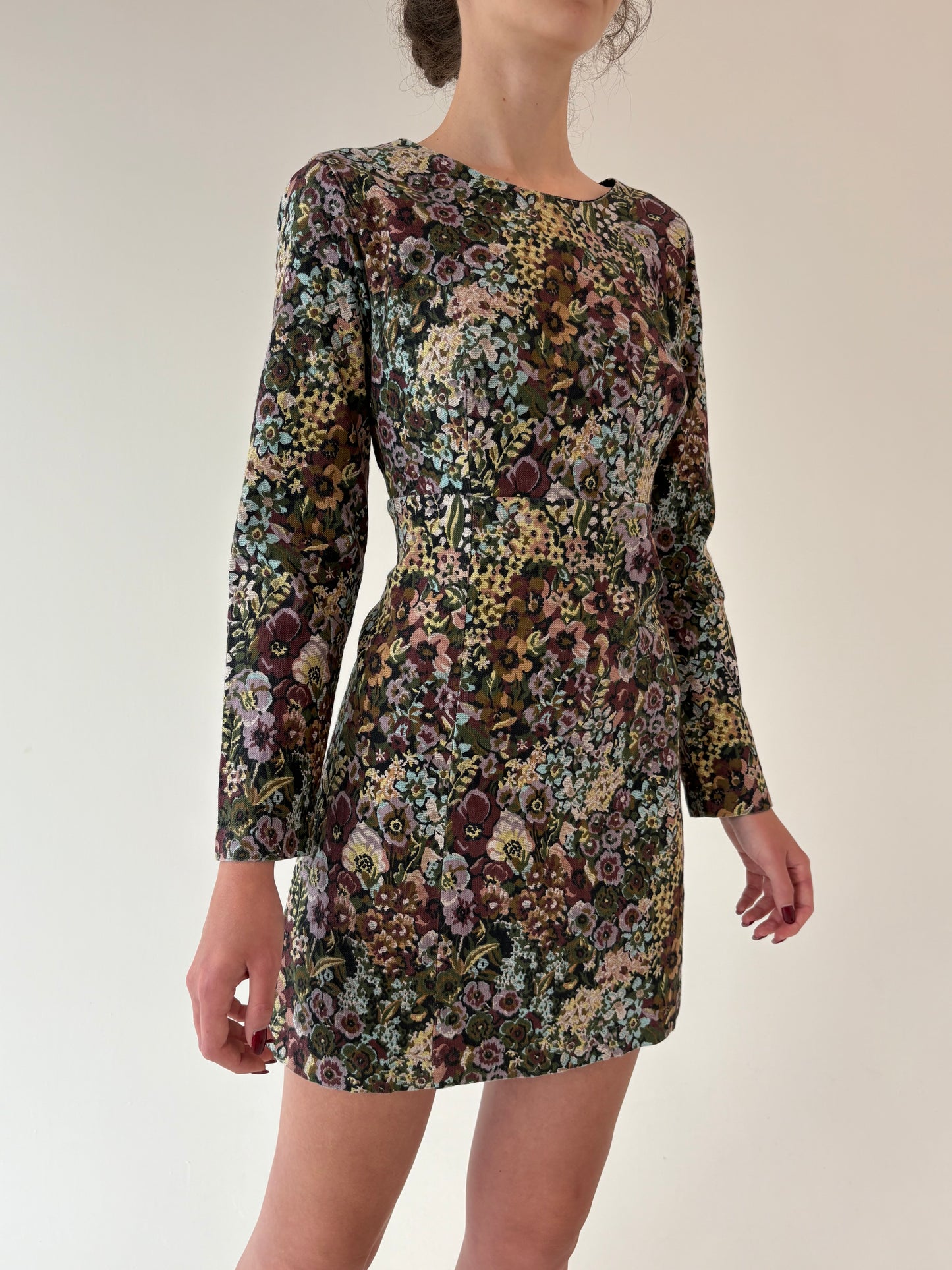 Rochie mini din brocart usor modelator în culori superbe și croi minimalist