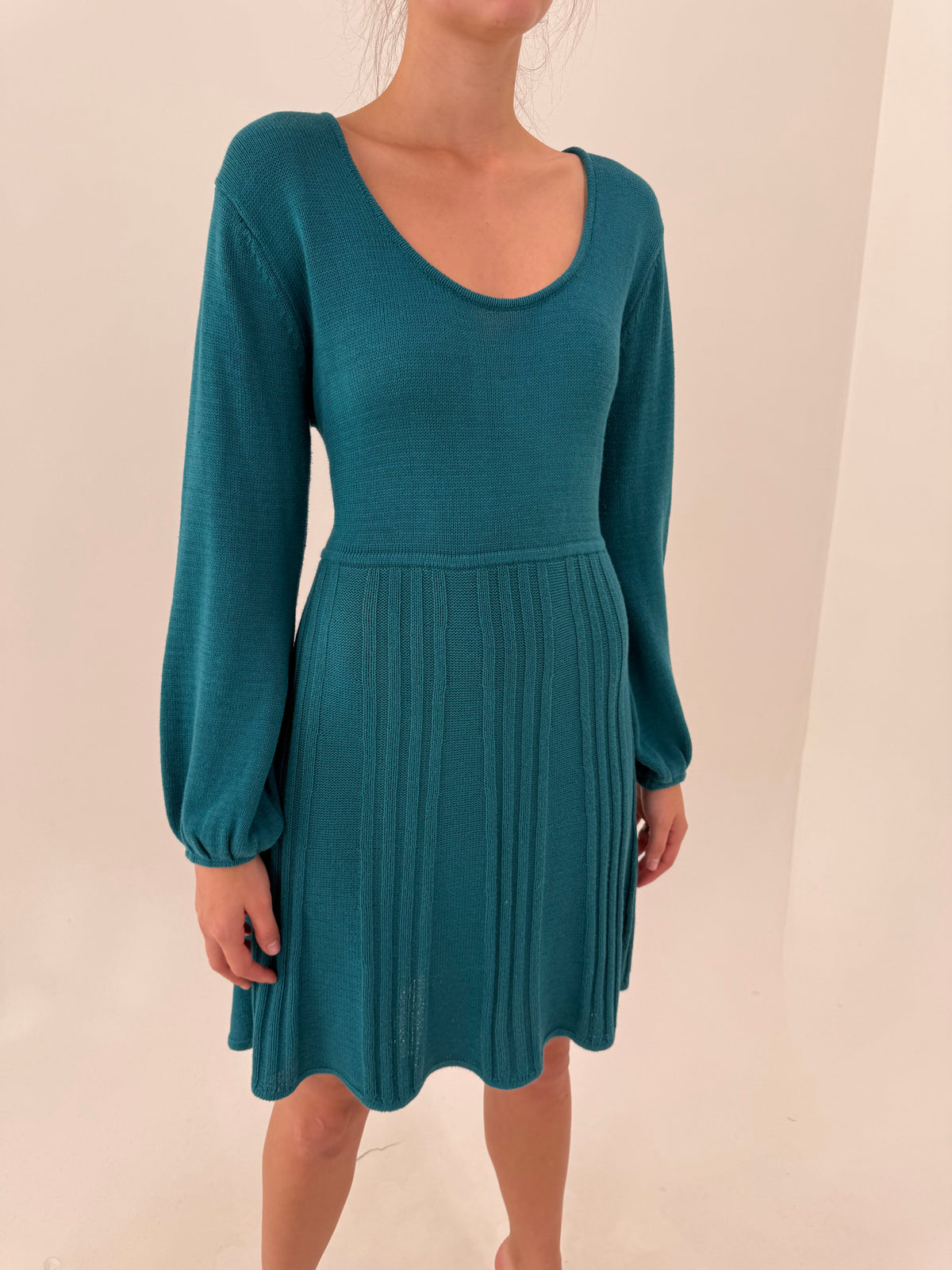 Rochie dark teal cu talie ultra înaltă marcată din tricot gros de bumbac