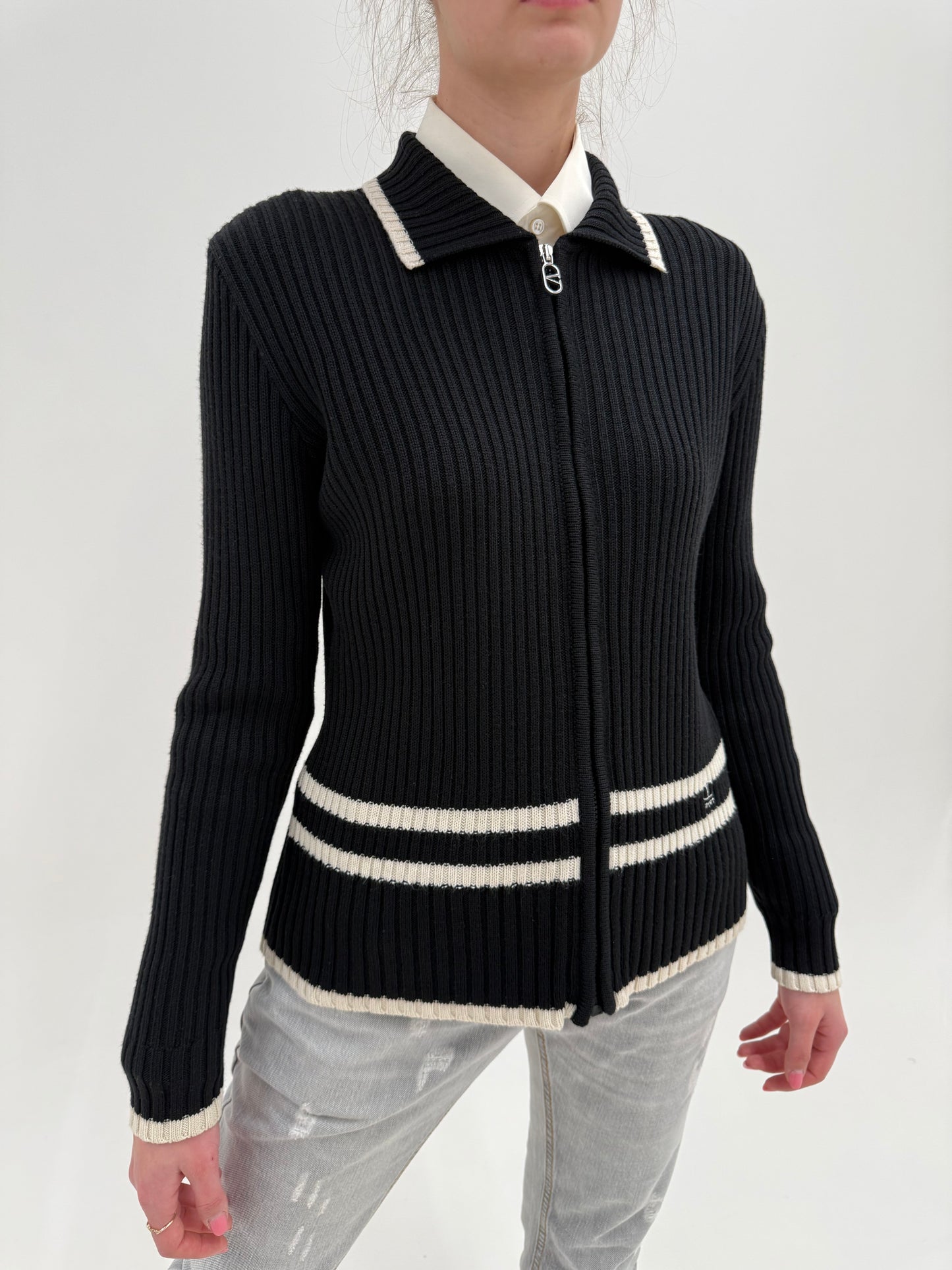 Jacheta Valentino alb negru din jerse ribbed cu logo discret lateral