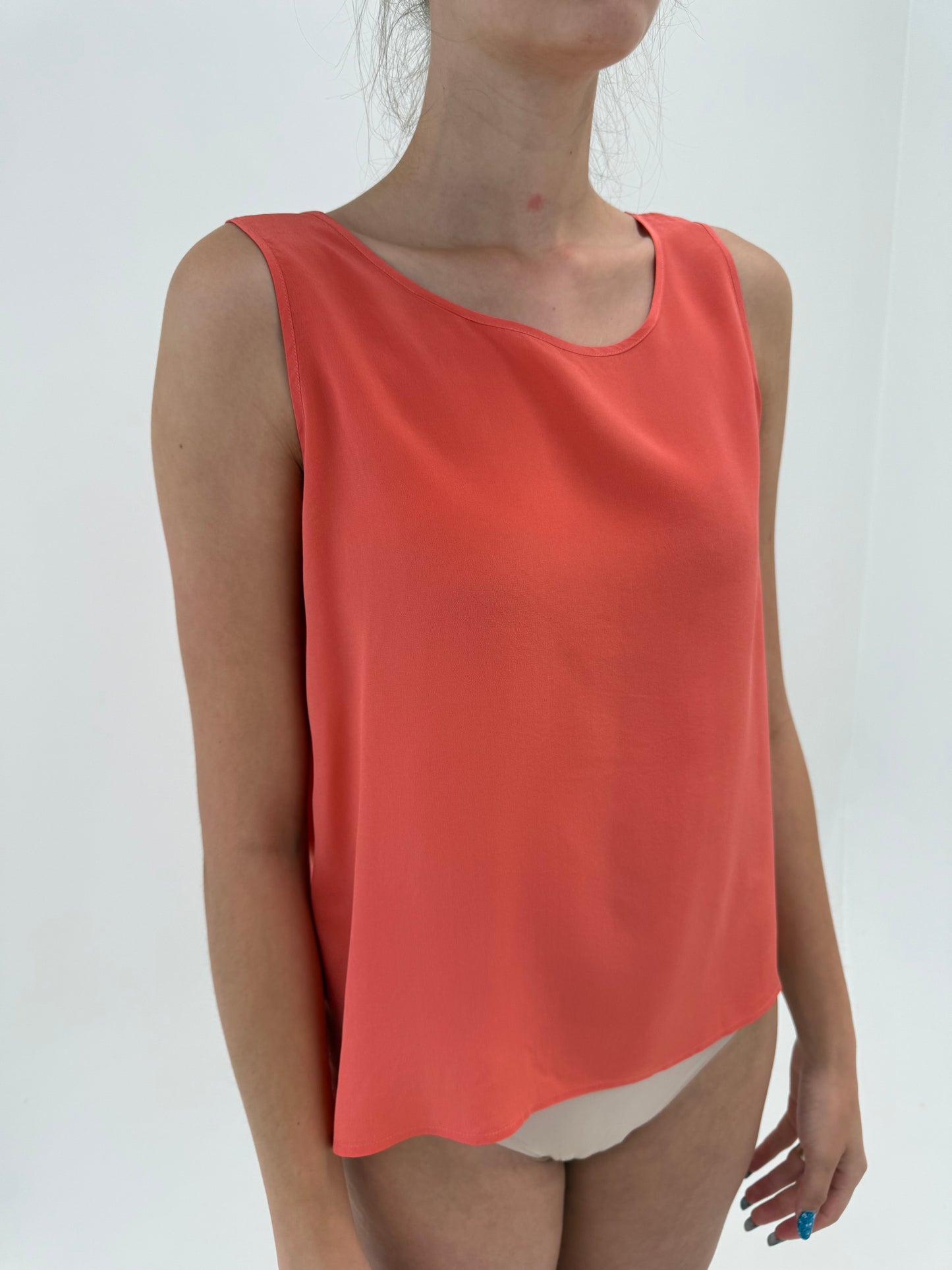Top coral red din mătase naturală în croi minimalist