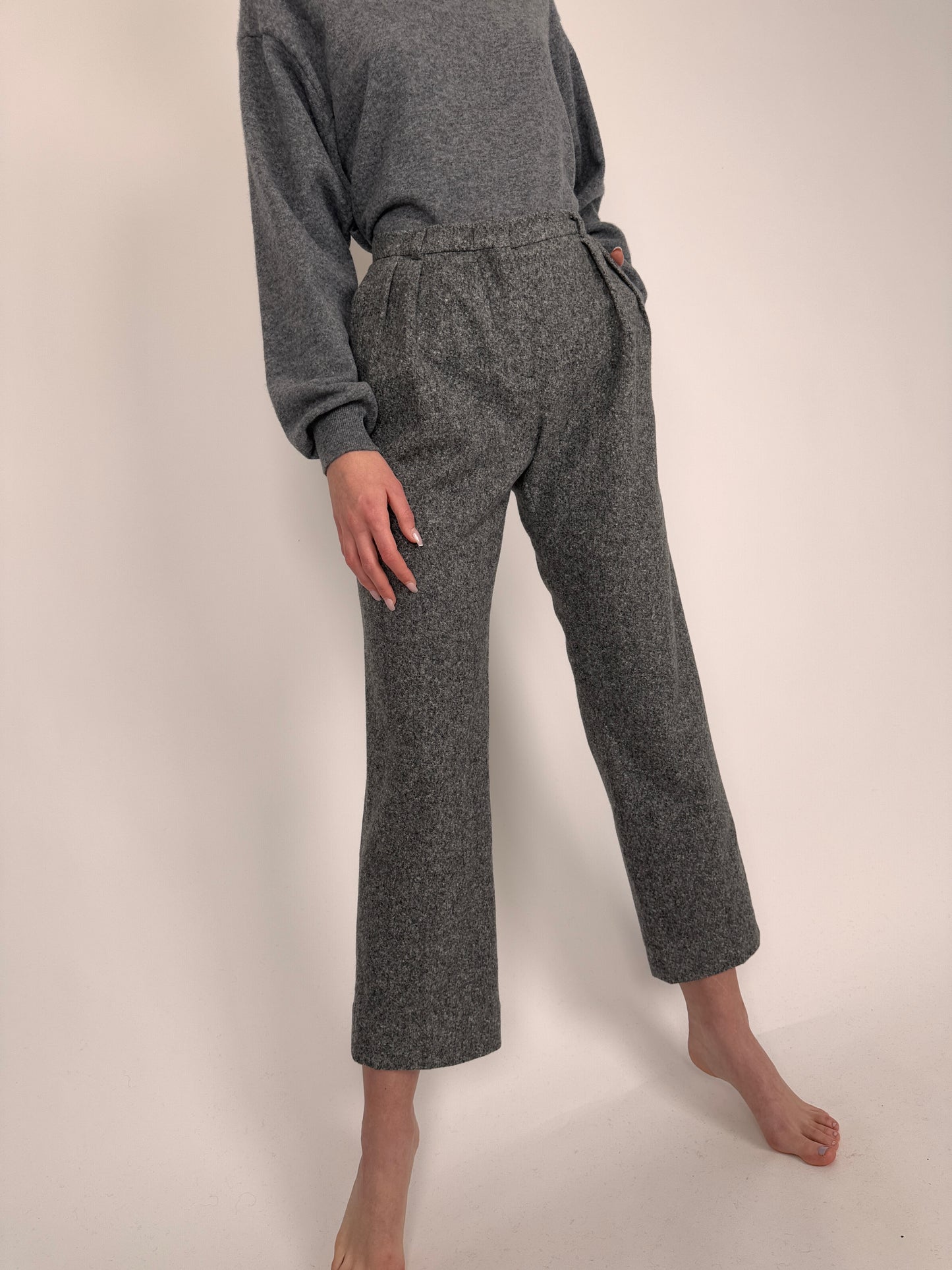 Pantaloni pebble gray din stofă groasă de lana extrafina cu pense