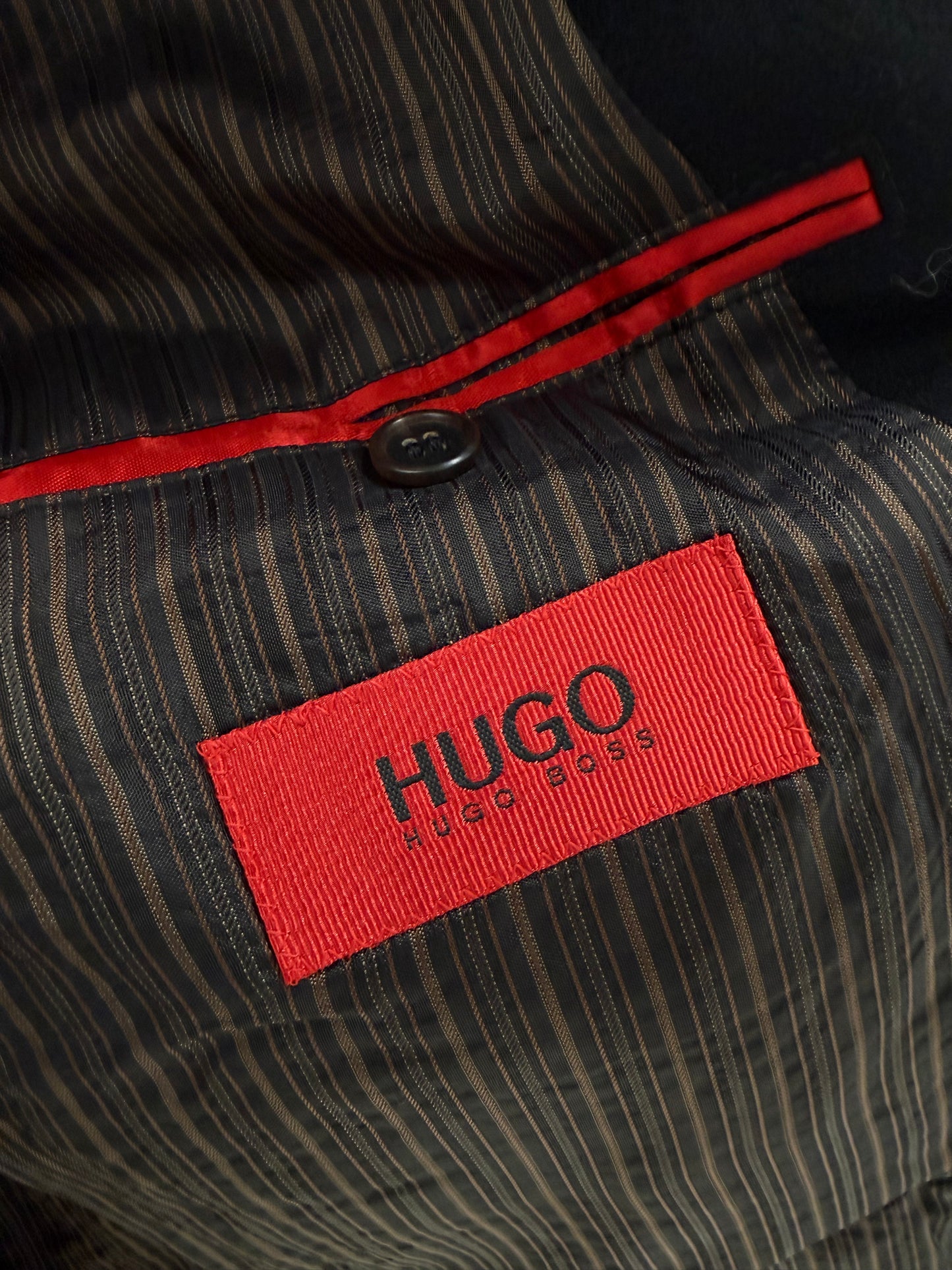 Sacou negru Hugo Boss în croi actual cu influențe deconstruite