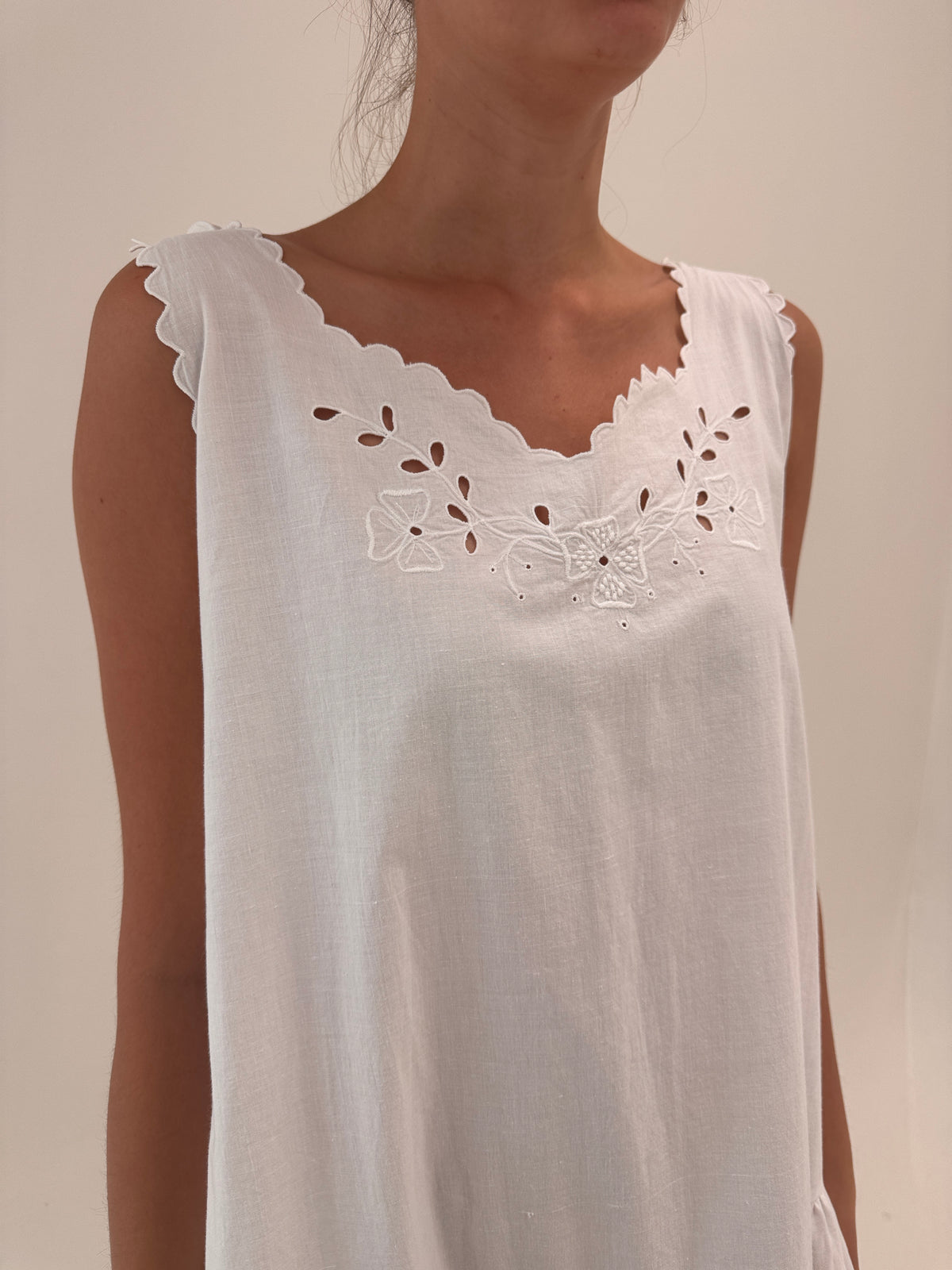 Rochie maxi cu broderie manuală delicată din pânză de in cu talie căzută