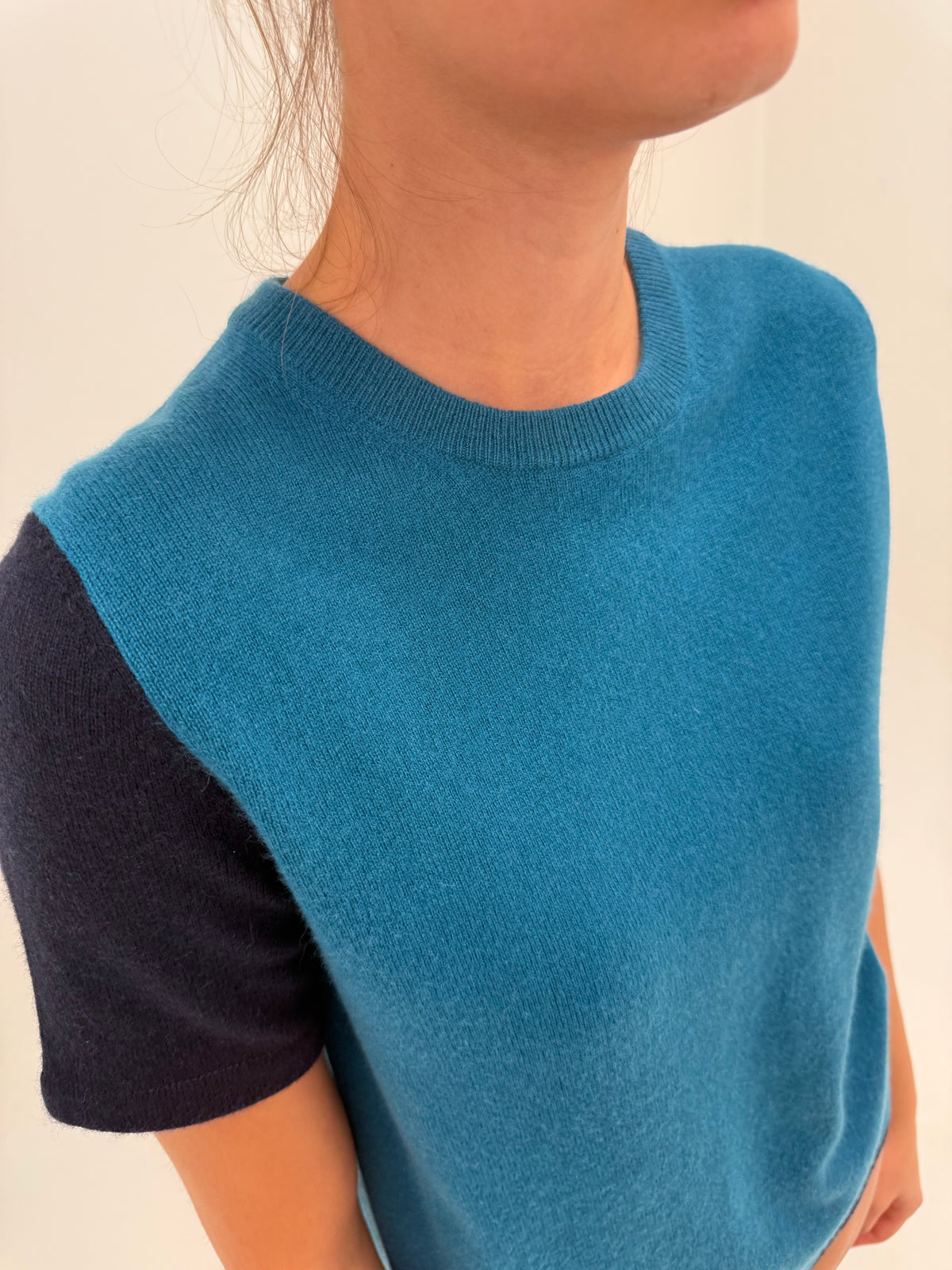 Top din cașmir colorblock crew neck