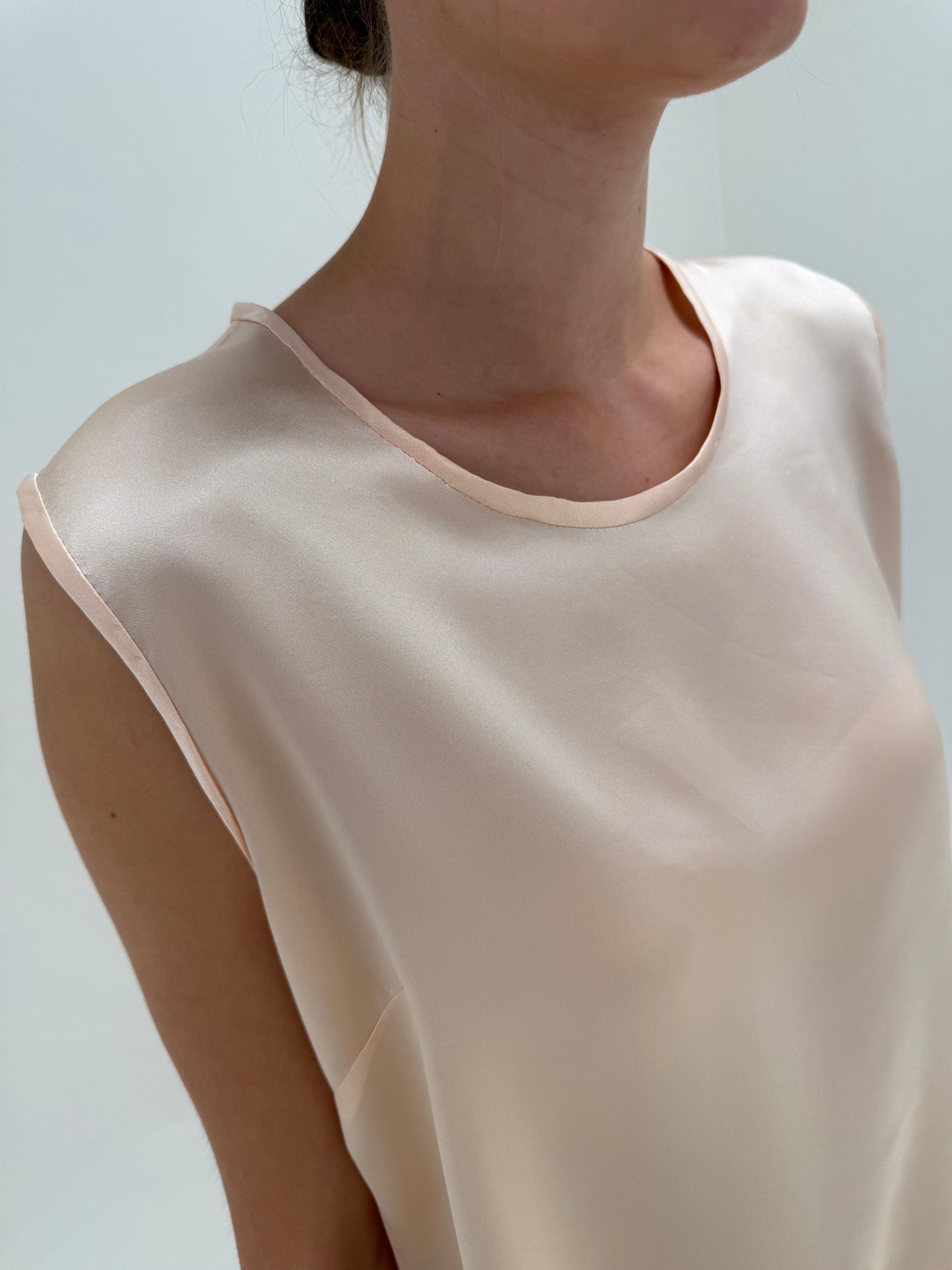 Top peach nude din twill de mătase naturală satinata în croi minimalist