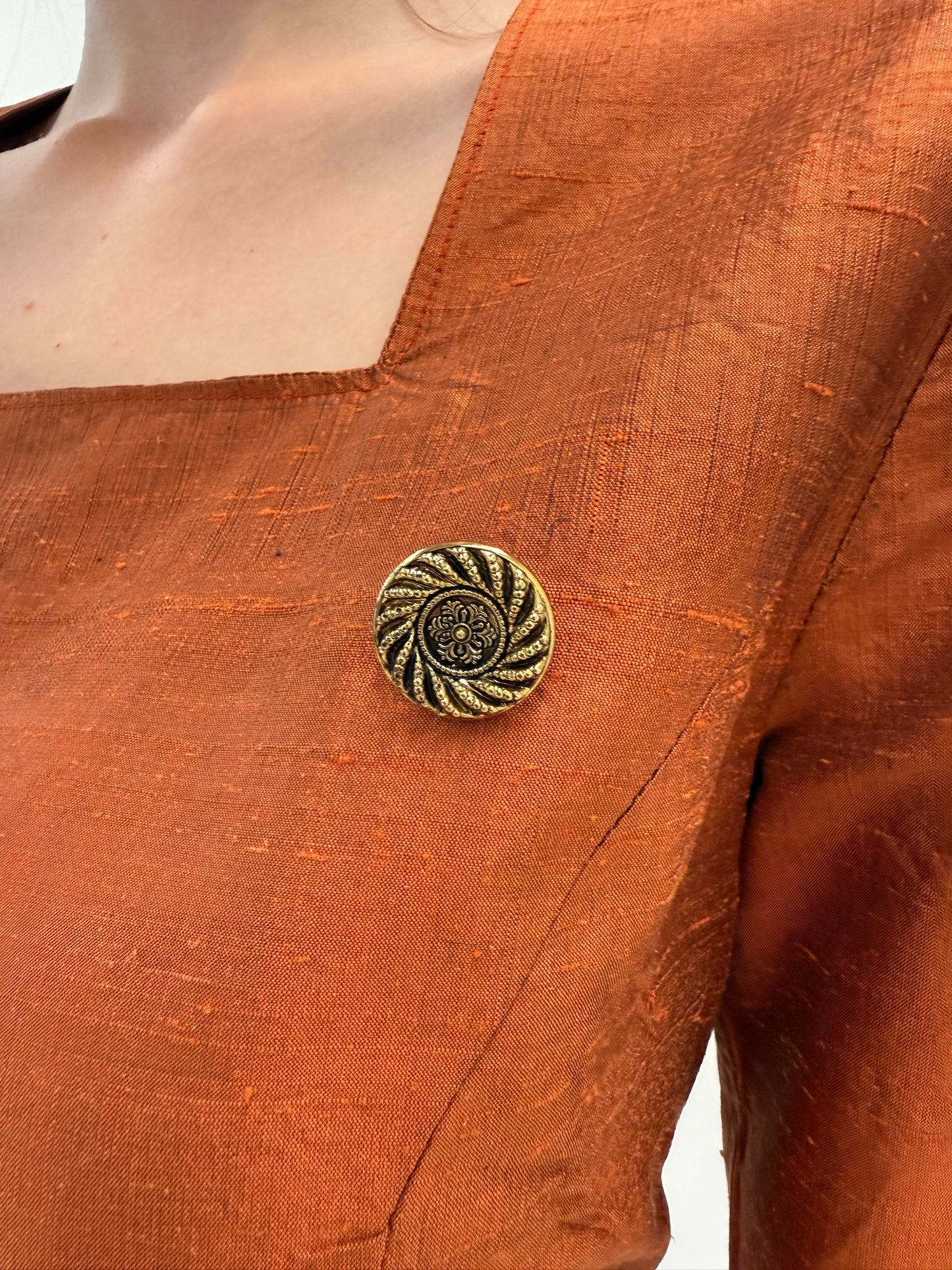 Rochie din mătase naturală dupioni copper orange cu corsaj și talie marcată