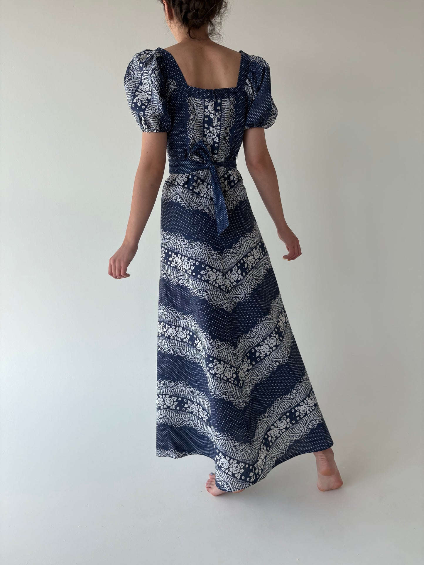 Rochie maxi din panzica de bumbac cu talie ultra înaltă și mânecuțe ușor bufante