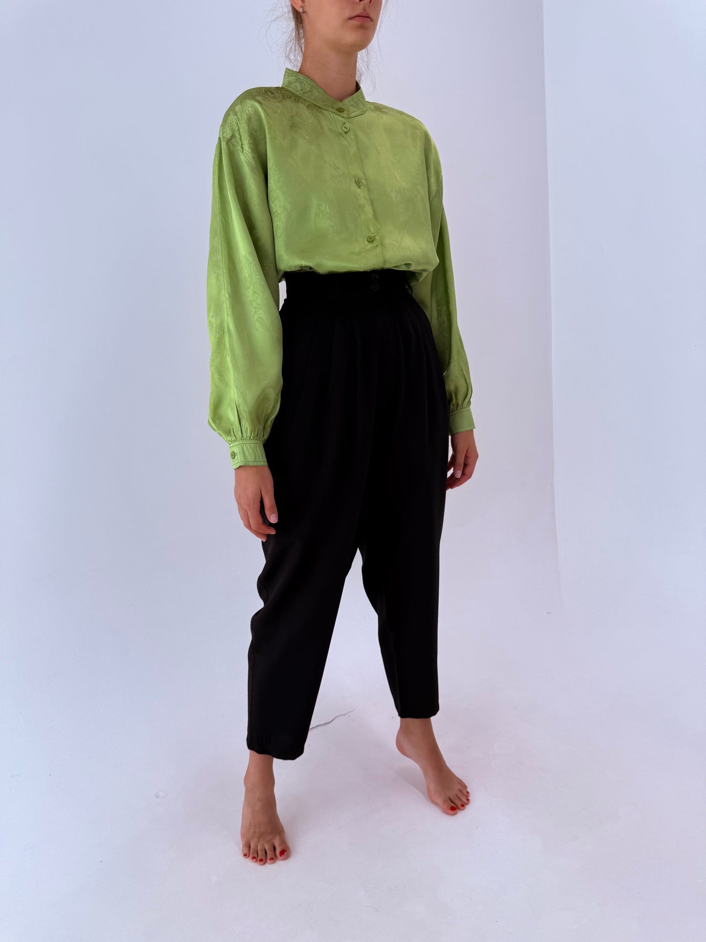 Pantaloni vintage negri în croi ultra drapat cu talie extrem de înaltă marcată