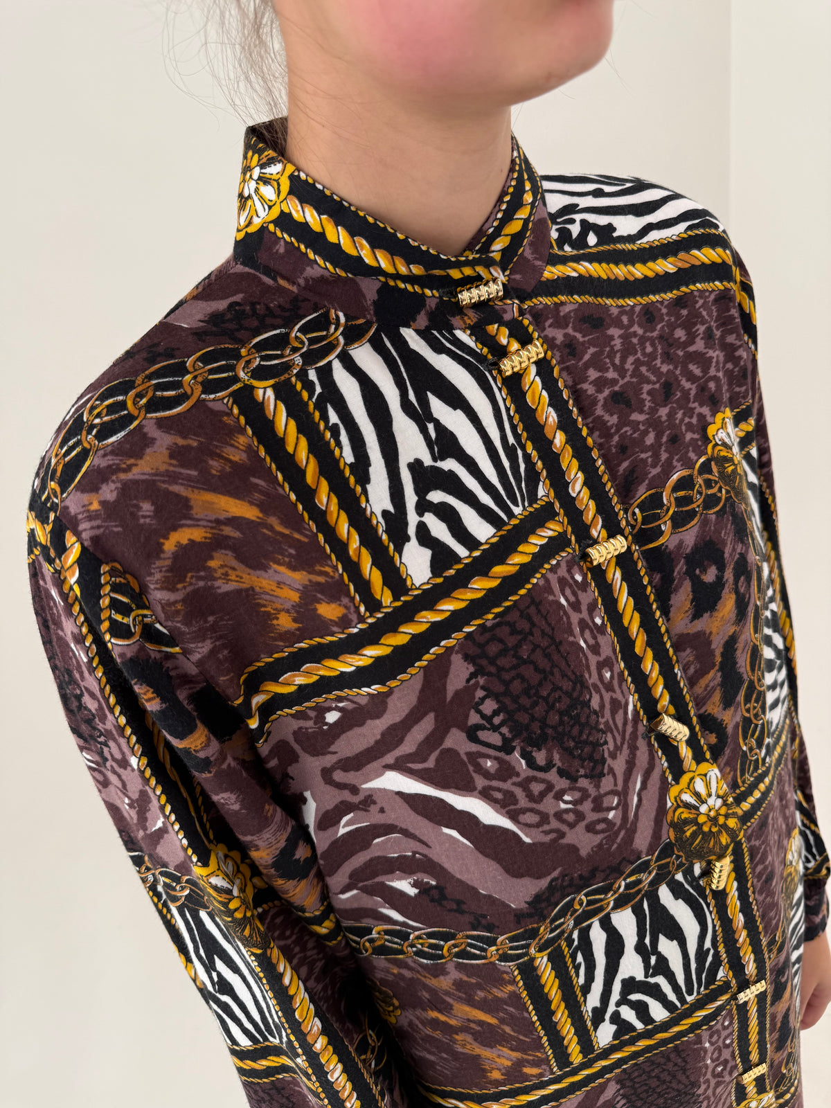 Cămașa vintage cu print statement baroc și animal print din vascoza premium