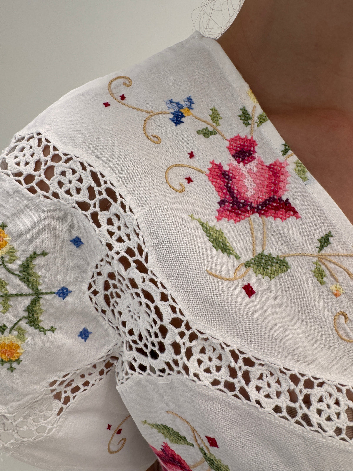Set vintage bijuterie cu broderie manuală colorată și macrame manual din panza