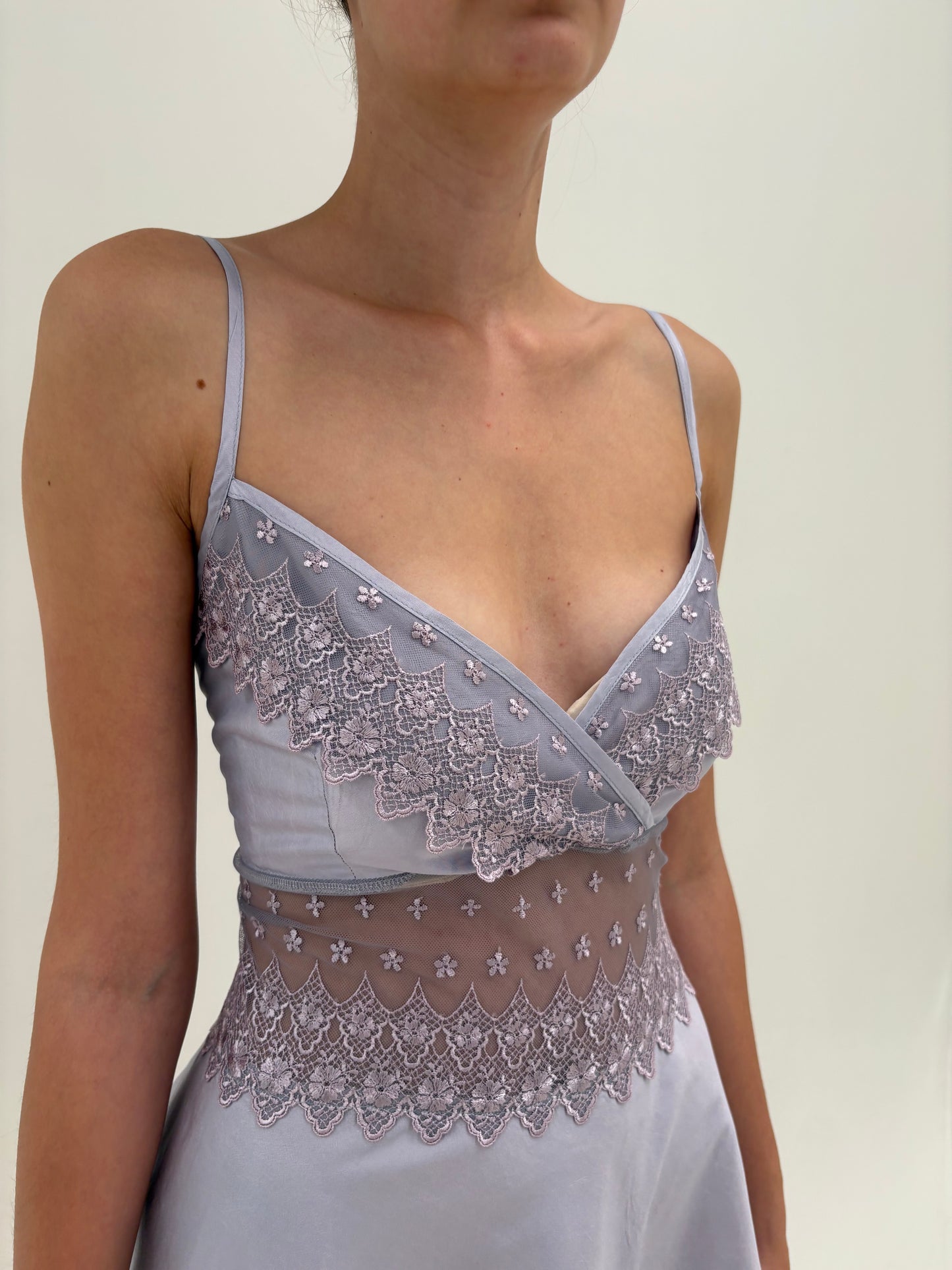 Rochie lavandă din mătase natyapa dupioni cu dantelă chantily în croi de ani 50