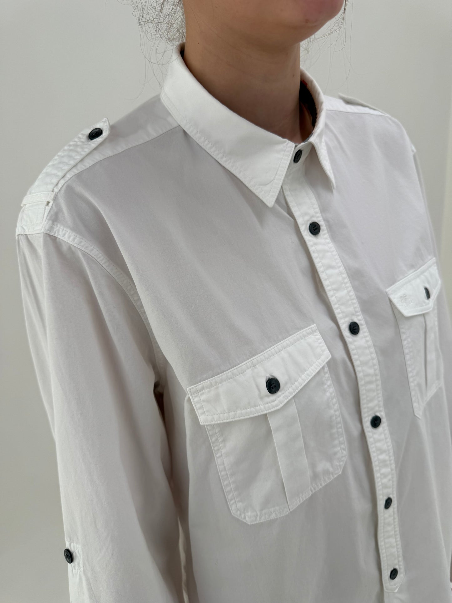 Cămașa Burberry cu influențe soft military super în trend din poplin