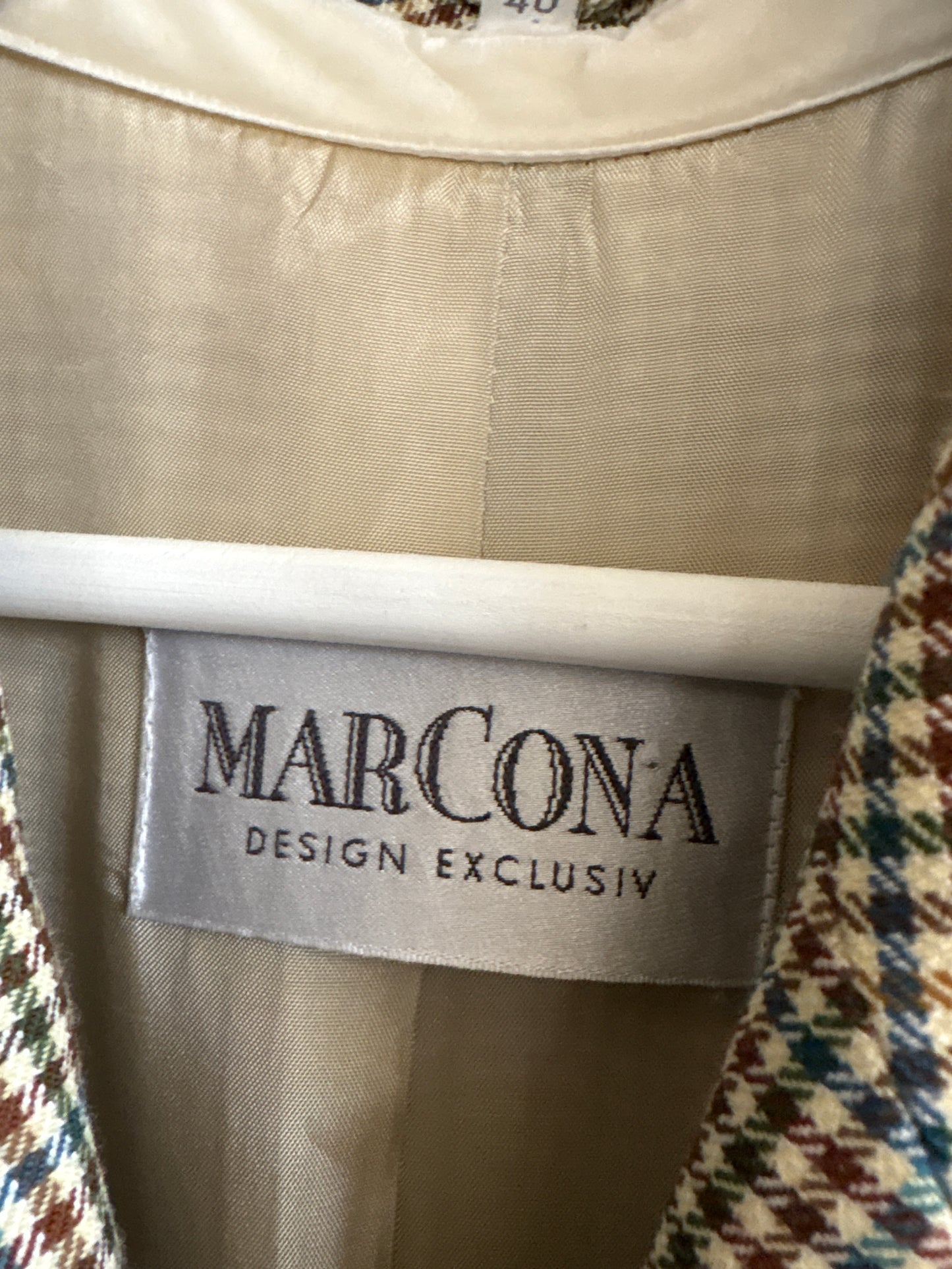 Sacou italian petite în carouri și croi lung cu închidere dublă