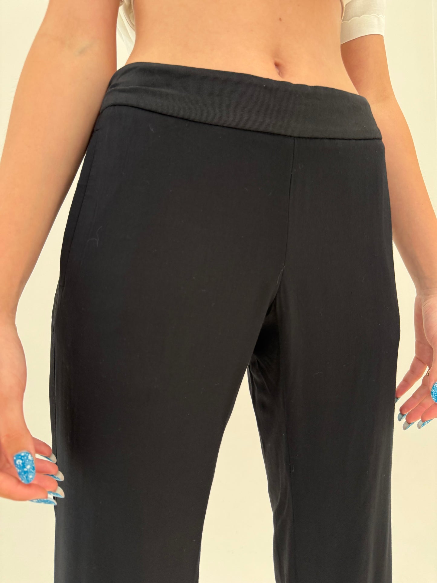 Pantaloni Negri Armani petite în croi în stil baloon cu vipușca și detalii chic