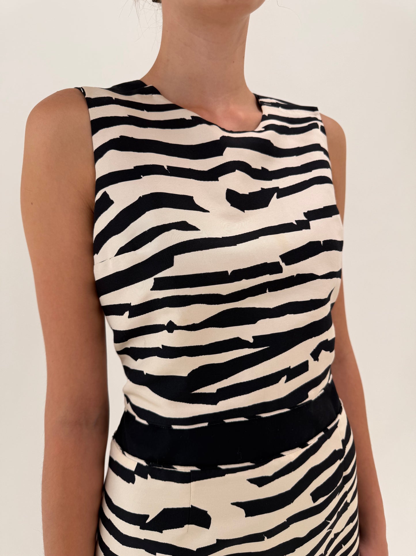 Rochie Hugo Boss zebra print super în trend în croi clasic din faille cu talie marcată