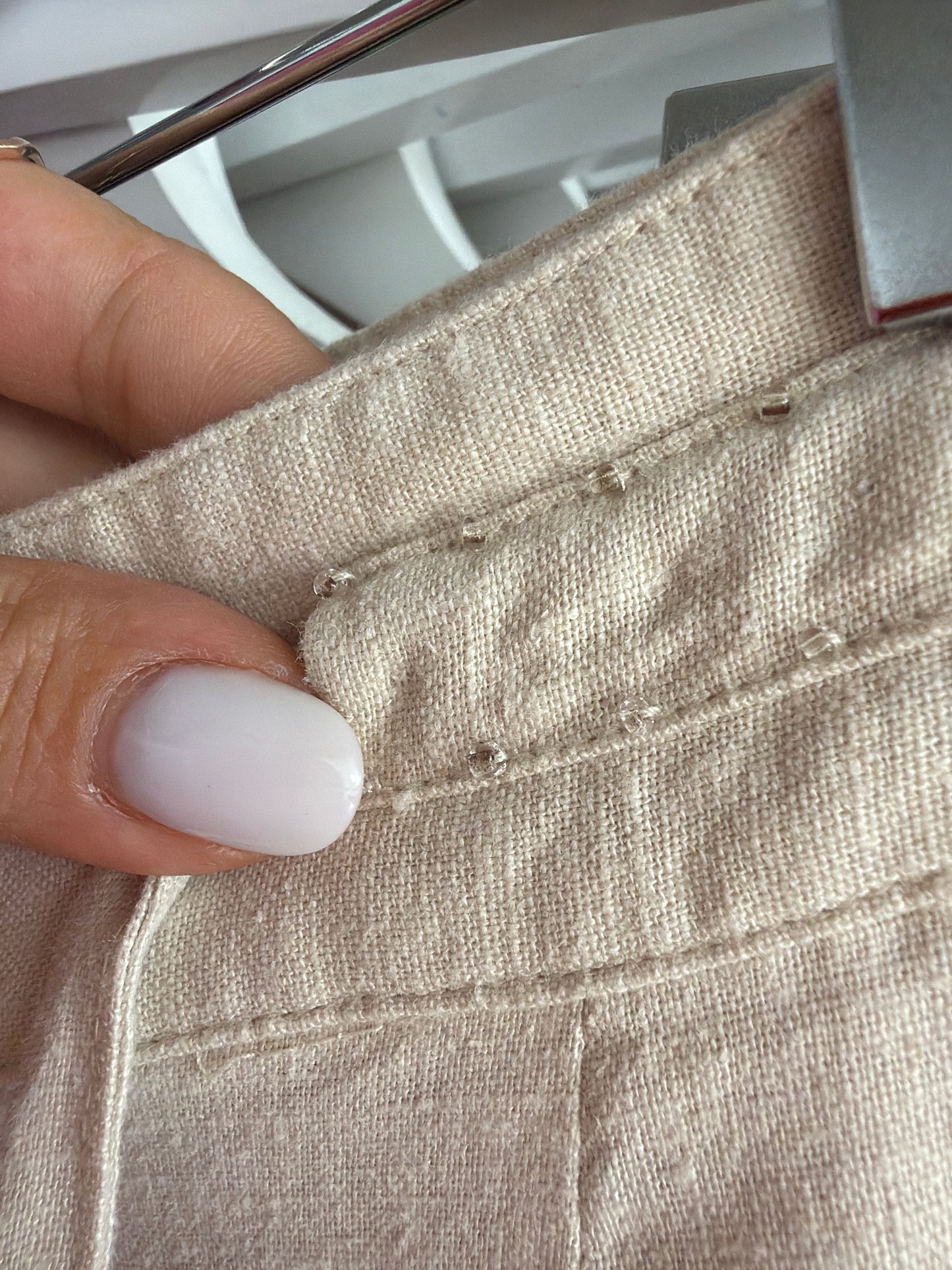 Pantaloni sand nude din pânză cu talie reglabilă în croi drept cu aplicații manuale