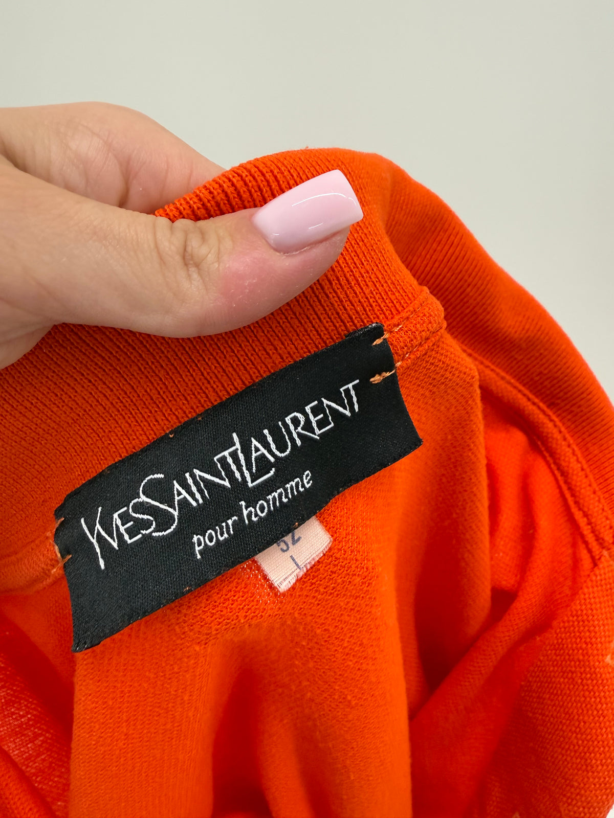 Tricou polo Yves Saint Laurent electric orange din bumbac pique cu logo discret brodat