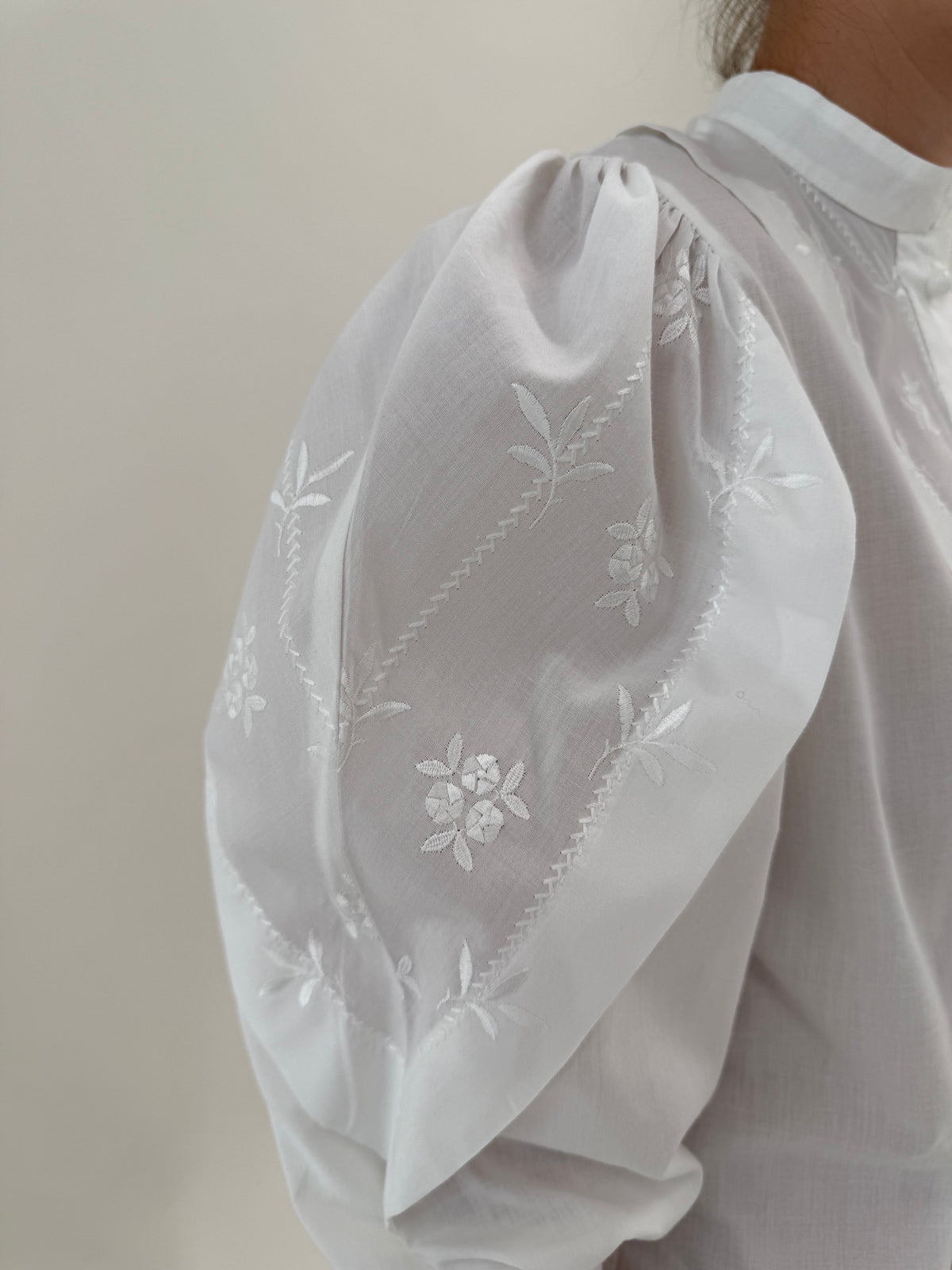 Cămașa vintage cu mâneci bufante și broderie delicată în croi ușor cambrat