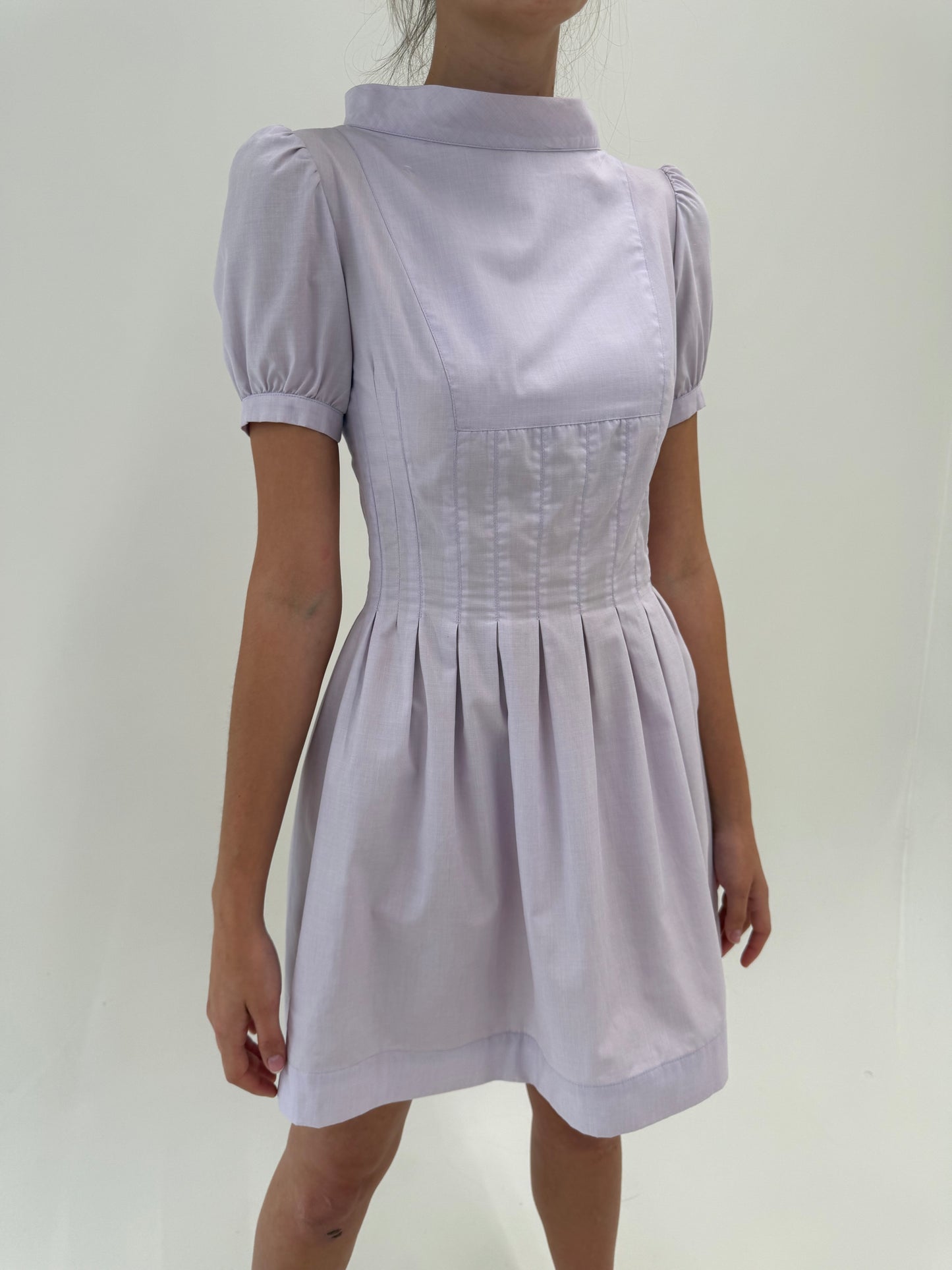 Rochie lavandă din poplin excepțional de bumbac cu fustă plisată și talie marcată