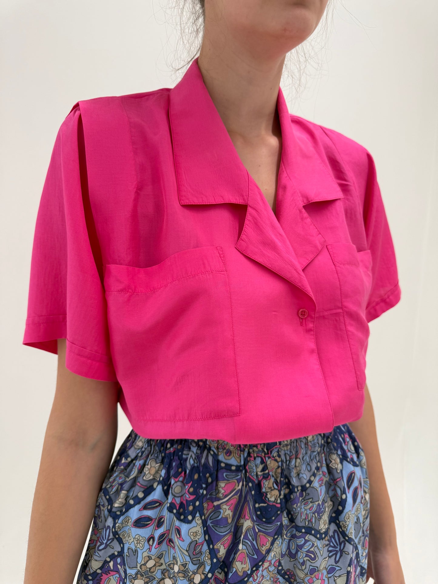 Cămașa neon pink din mătase naturală în croi retro modern
