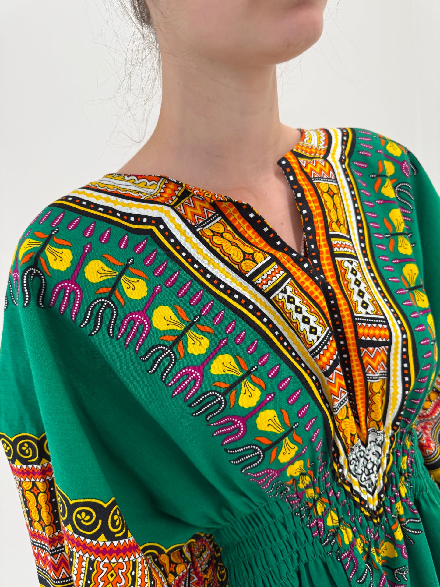 Rochie tip kaftan din pânză de bumbac cu imprimeu în culori tari și talie marcată