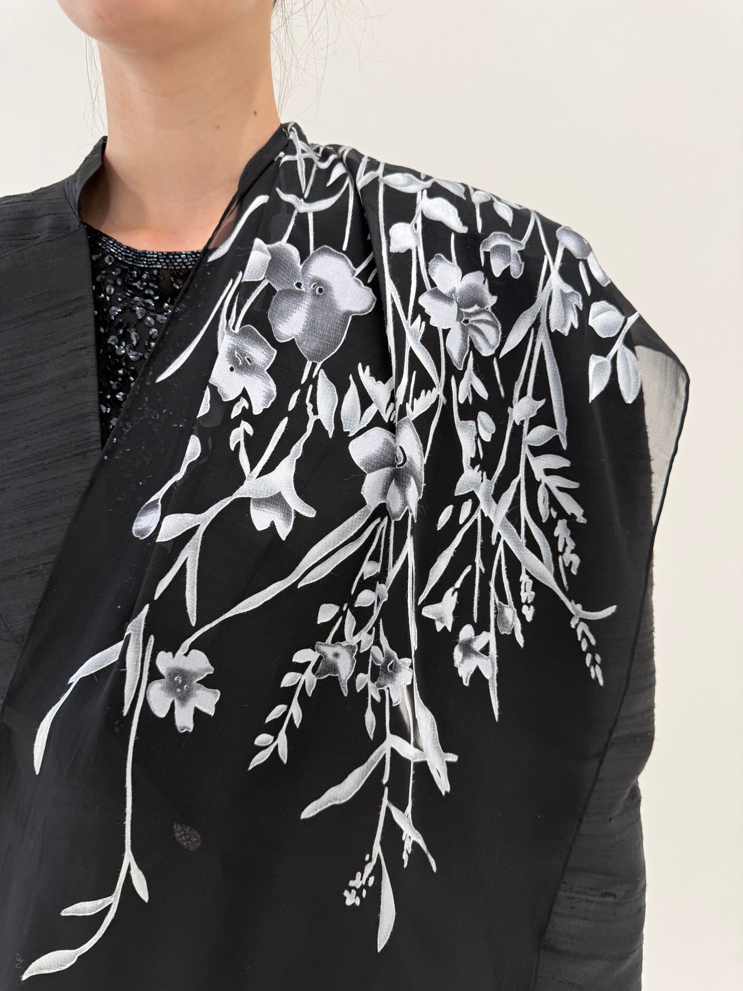 Eșarfă din chiffon de mătase naturală cu print superb alb negru