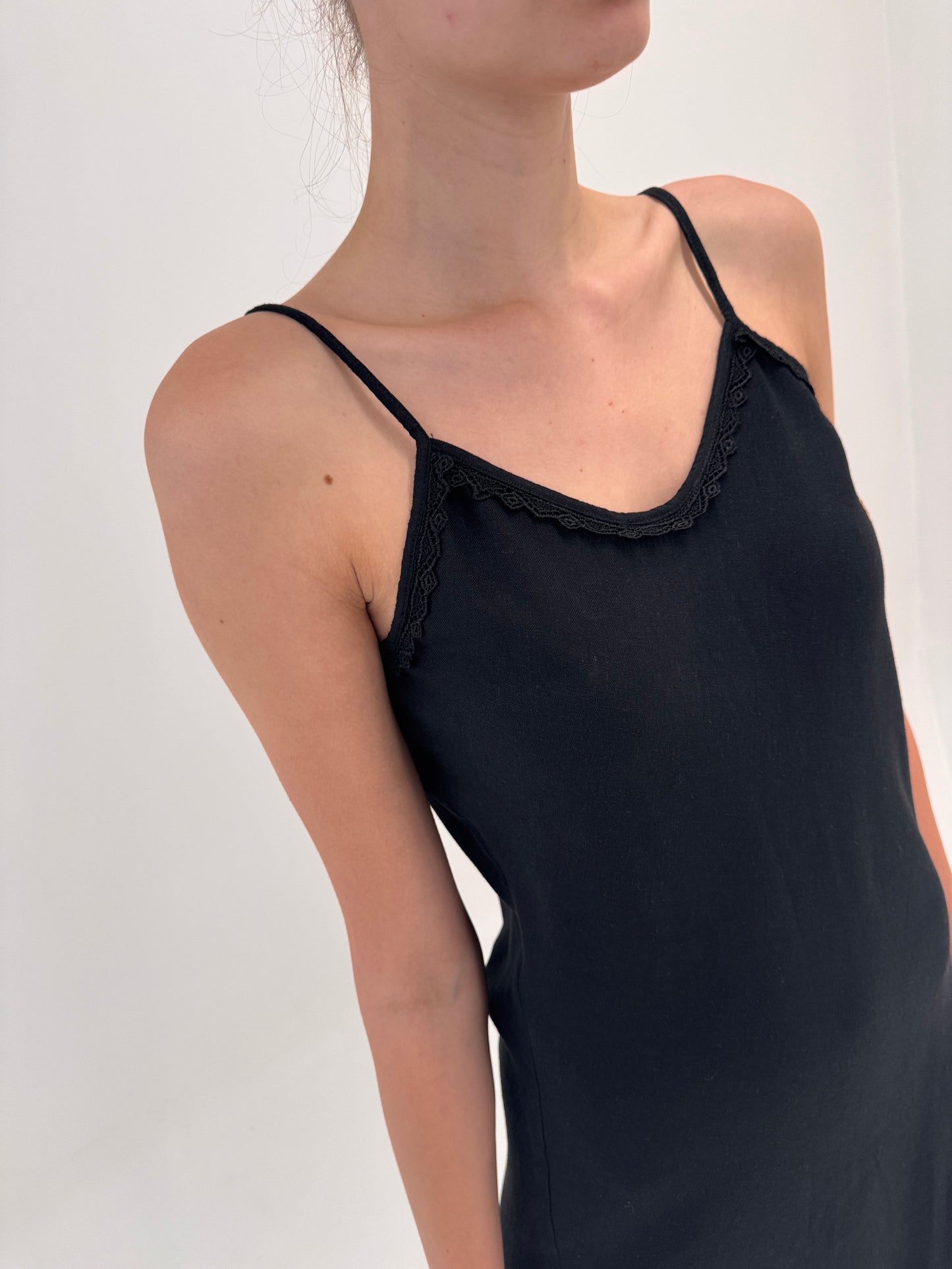 LBD maxi Fendi din pânză de in în croi minimalist cu volan supradimensionat