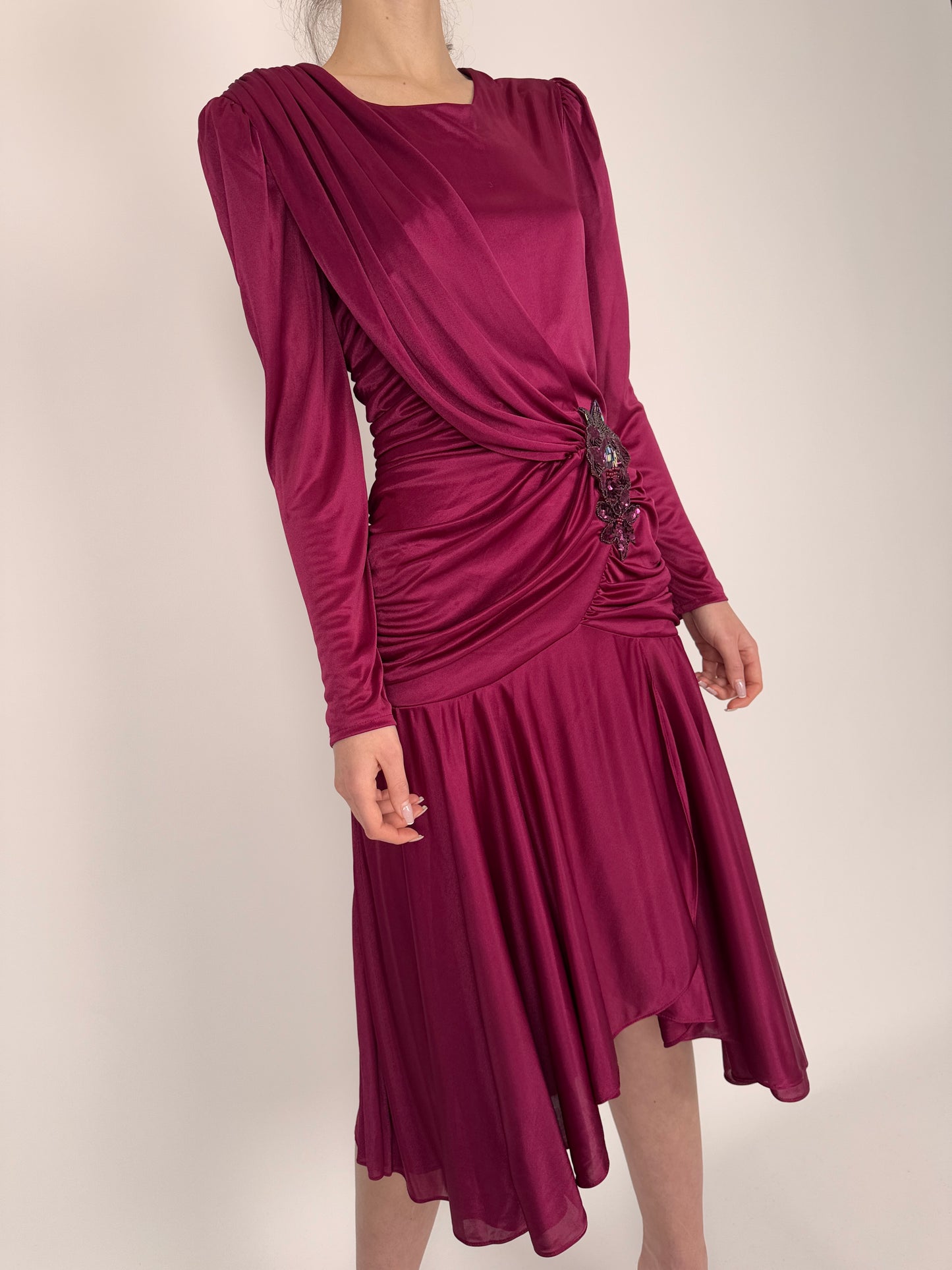 Rochie vintage magenta cu fronseuri și aplicație bijuterie