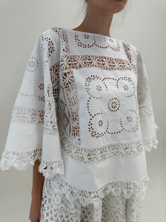 Tunica excepțională din pânză de in lucrată manual cu macrame și broderie