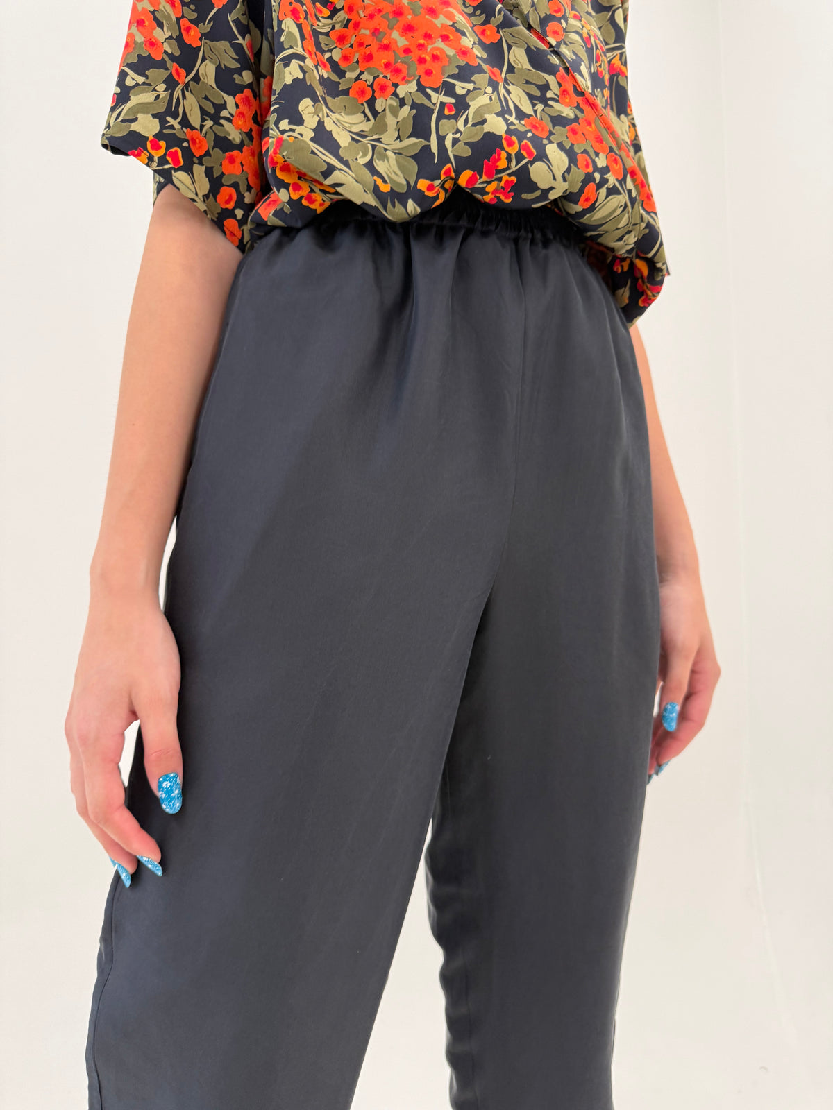 Pantaloni în croi sport extrem de chic tall din mătase naturală