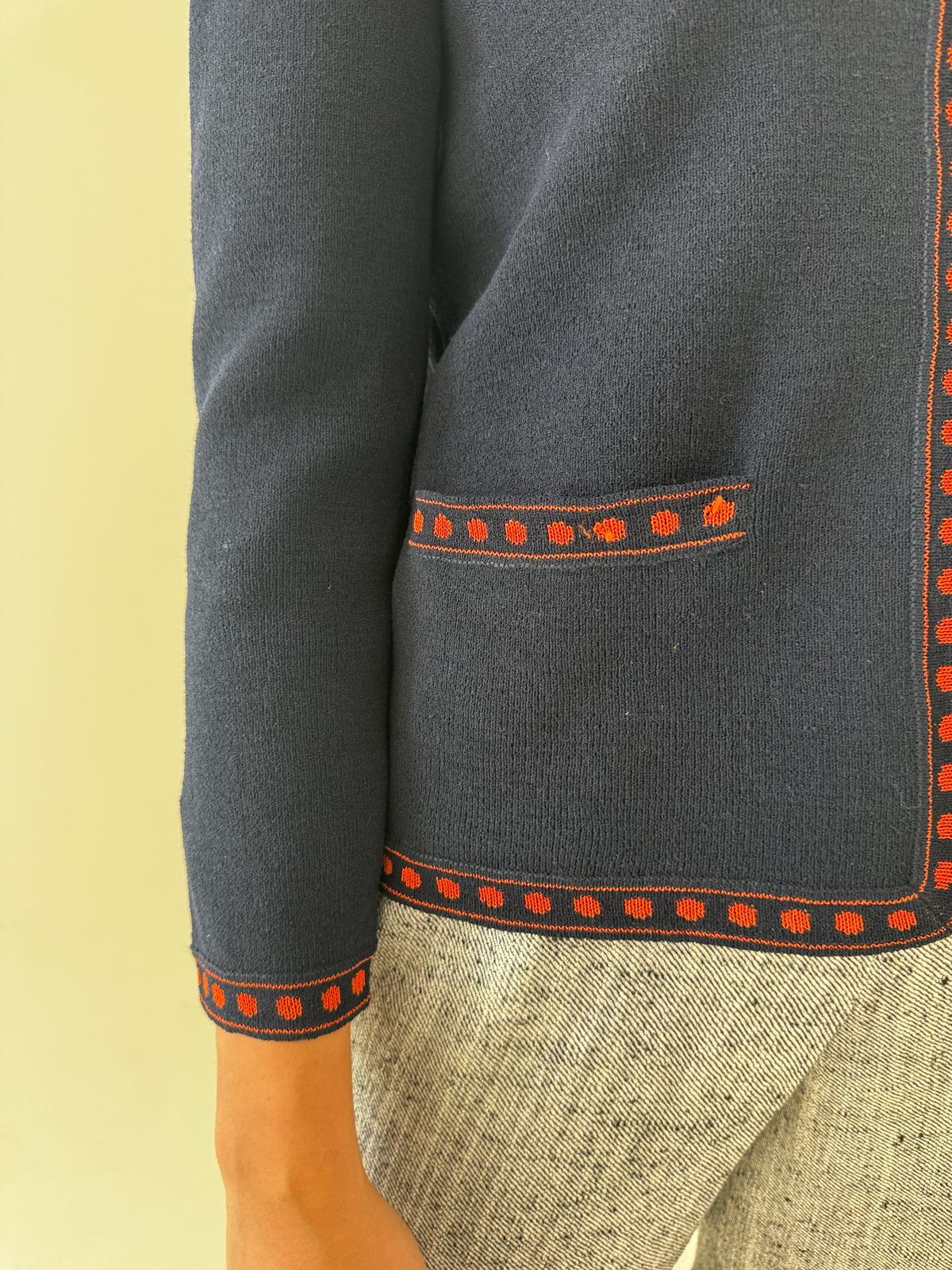 Jacheta blbintage italiană din tricot dens excepțional 80% lana Navy cu roșu