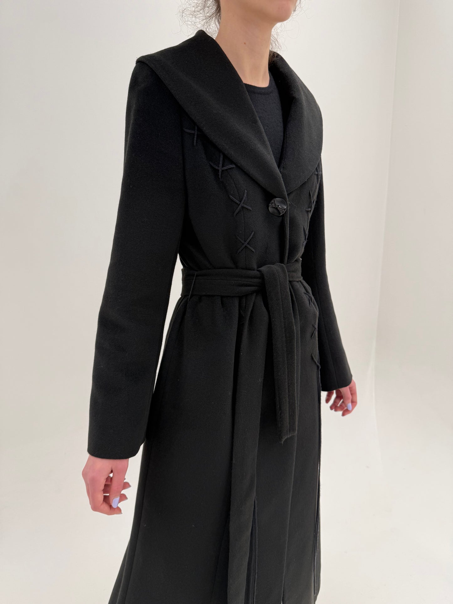 Palton ușor cambrat în croi lung cu cordon din lana extrafina