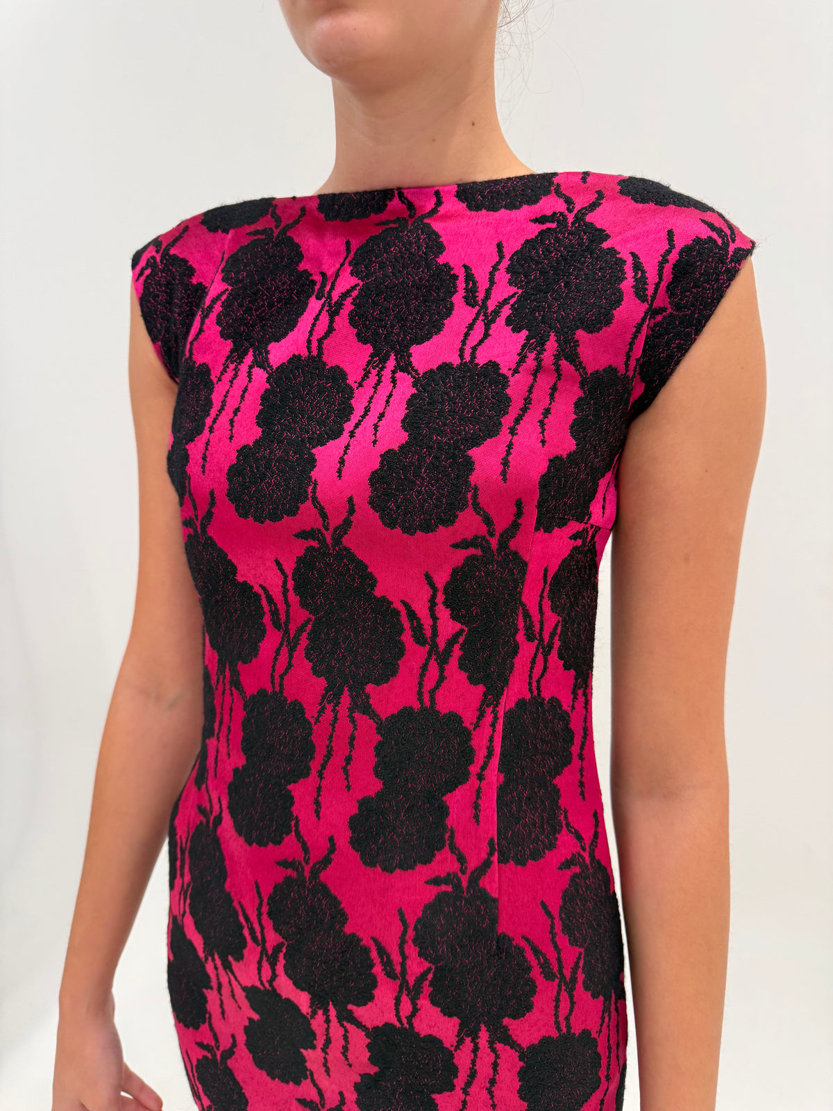 Rochie excepțională din wool-blend floral jacquard pe satin ground fucsia în croi de ani 60