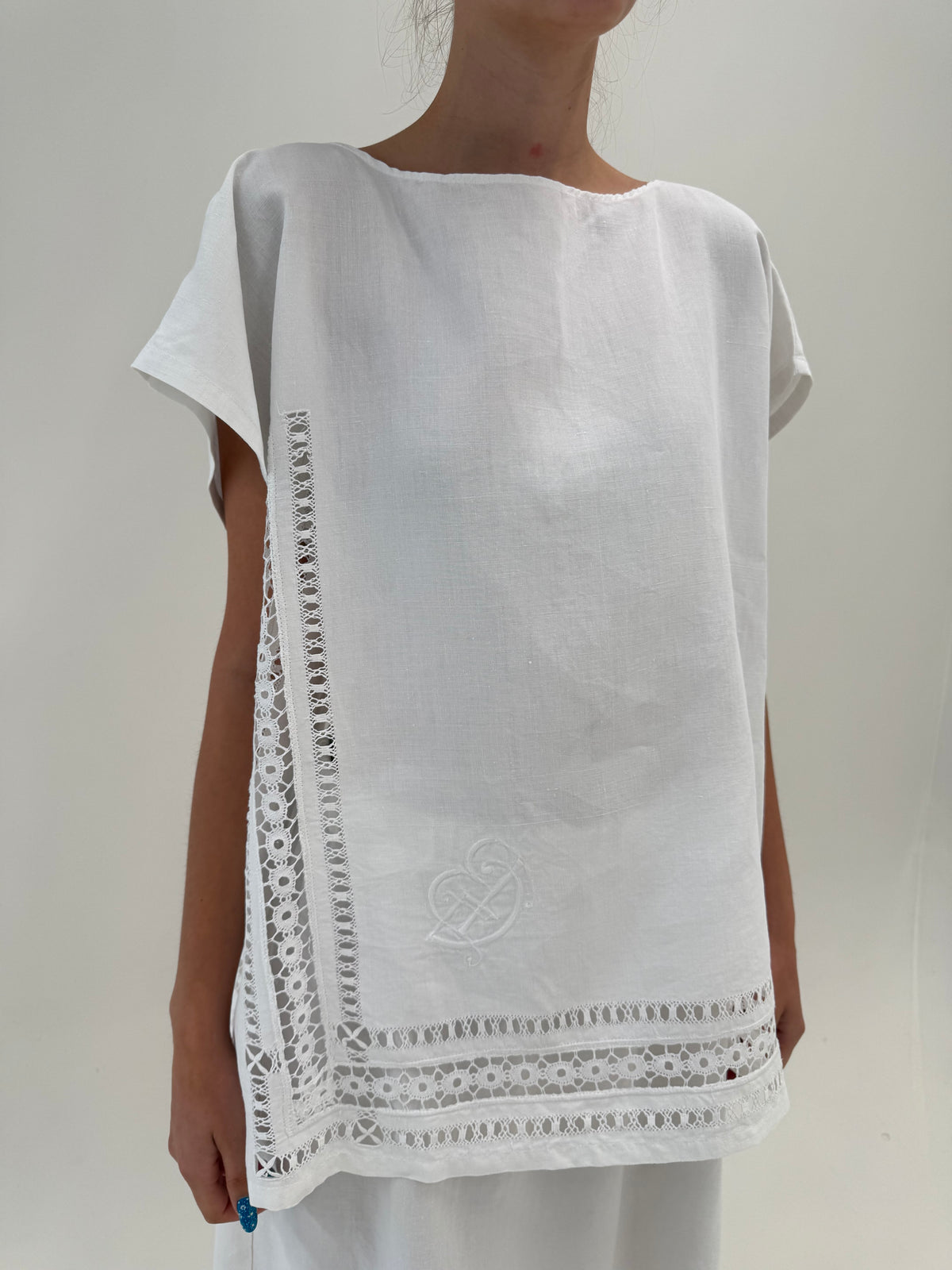 Set din in excepțional cu broderie manuală elaborată geometrică