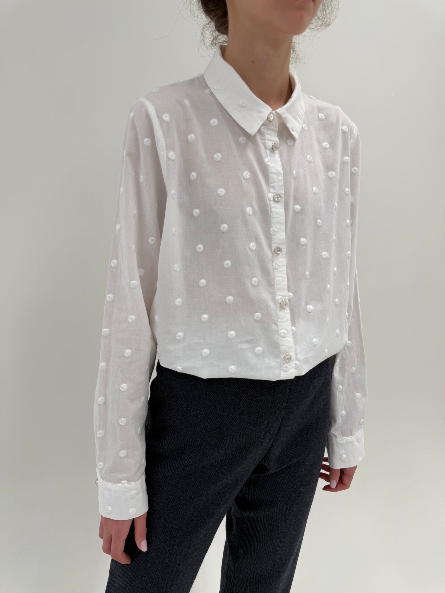 Cămașa premium albă în croi lejer integral cu buline brodate