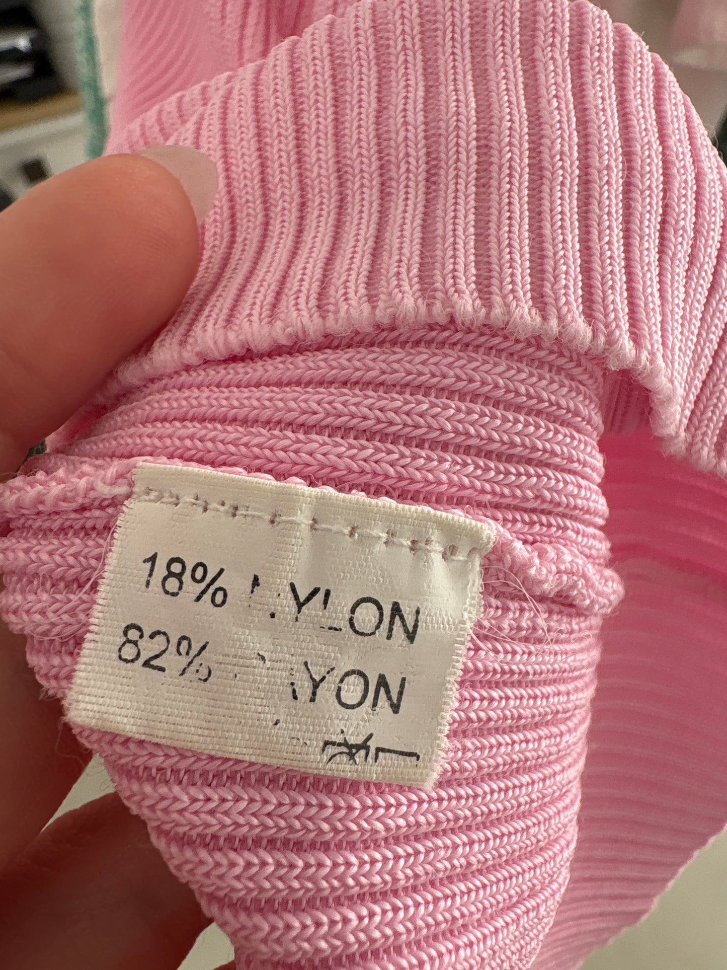 Top Fendi cu logoul discret al brandului din jerse ribbed powder pink