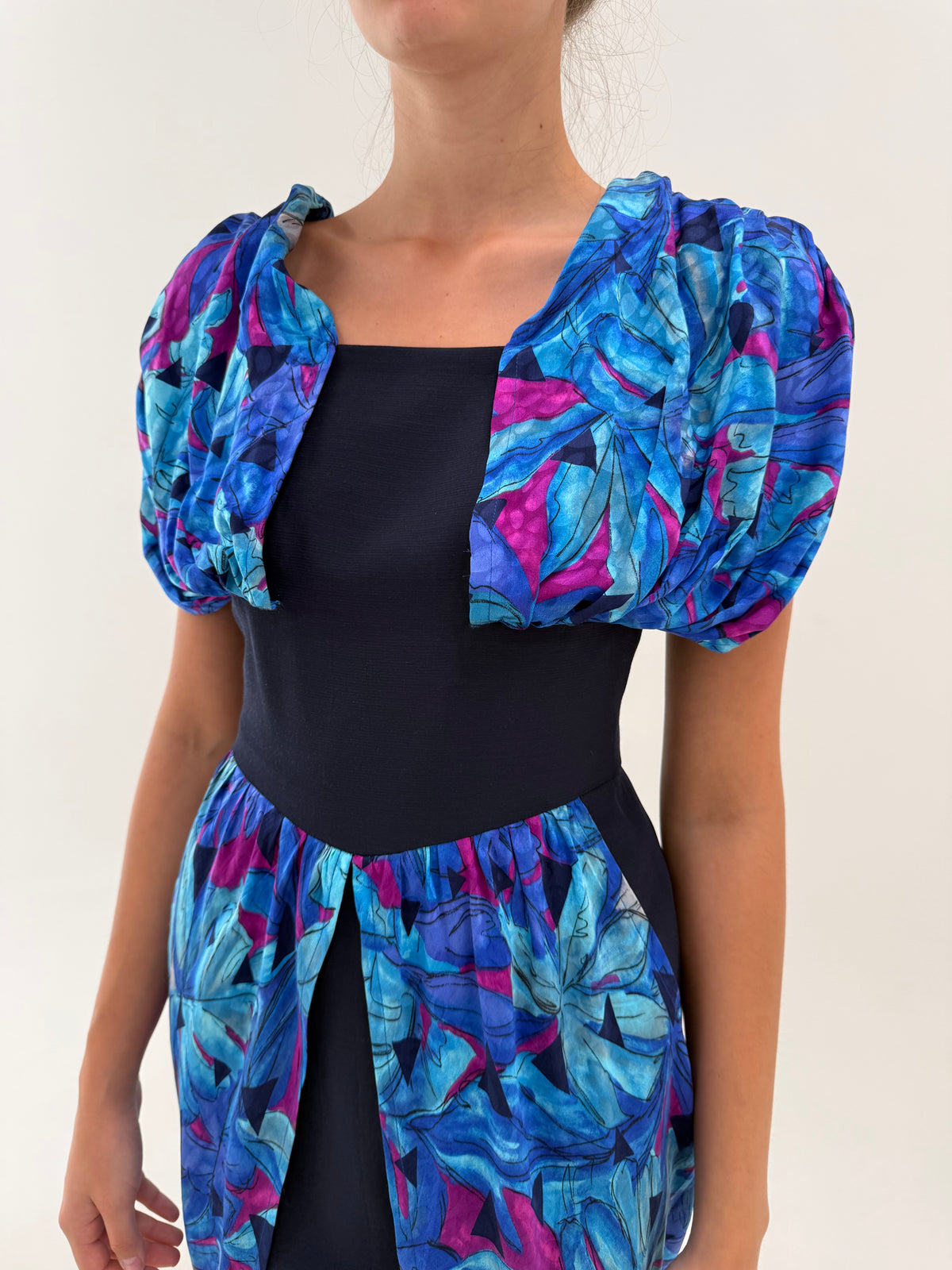 Rochie old vintage anii 80 din mătase naturală și baza de lana extrafina în croi sculptural
