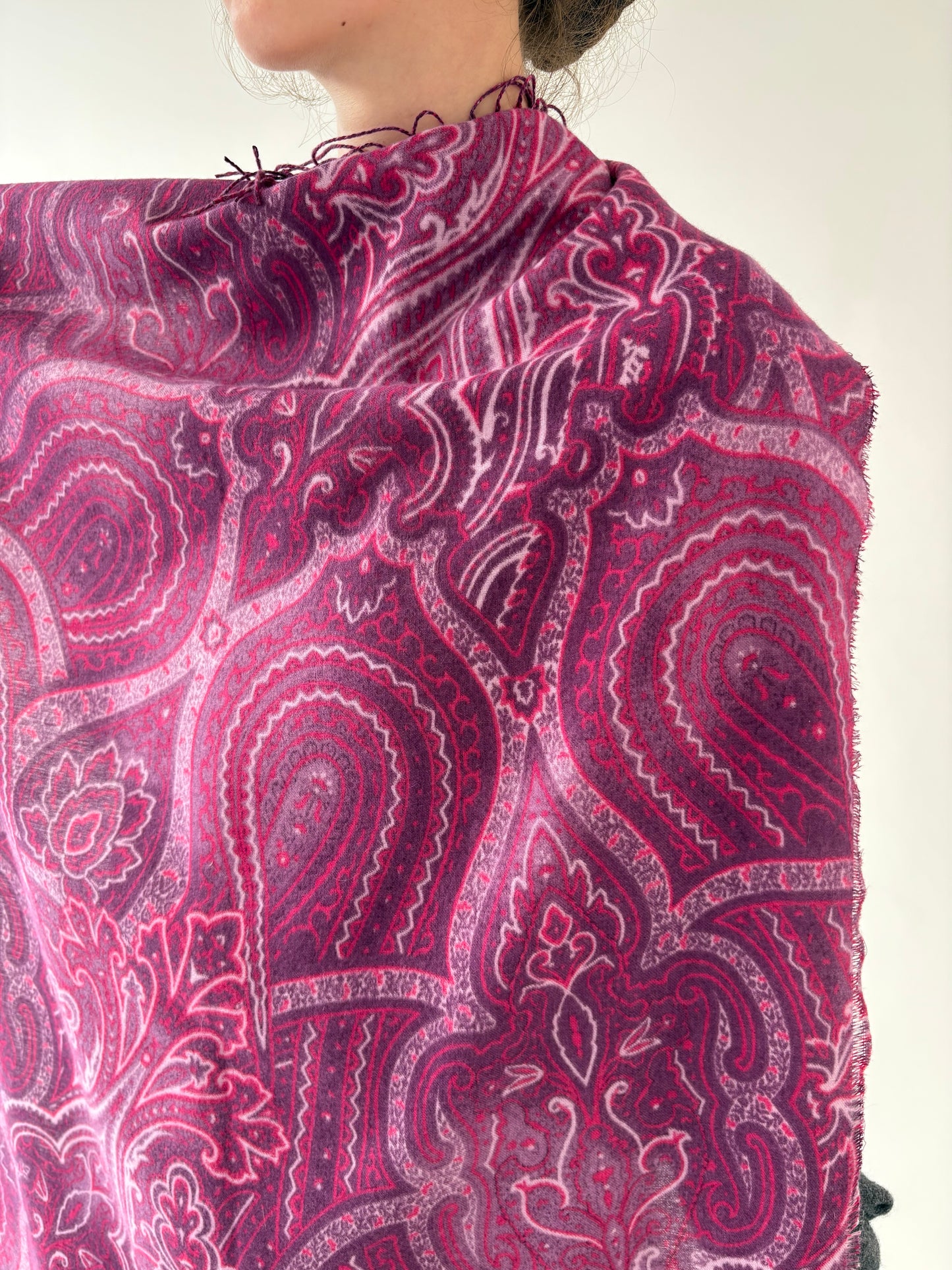 Shawl cu print paisley în nuanțe superbe din lana plină extrem de fină